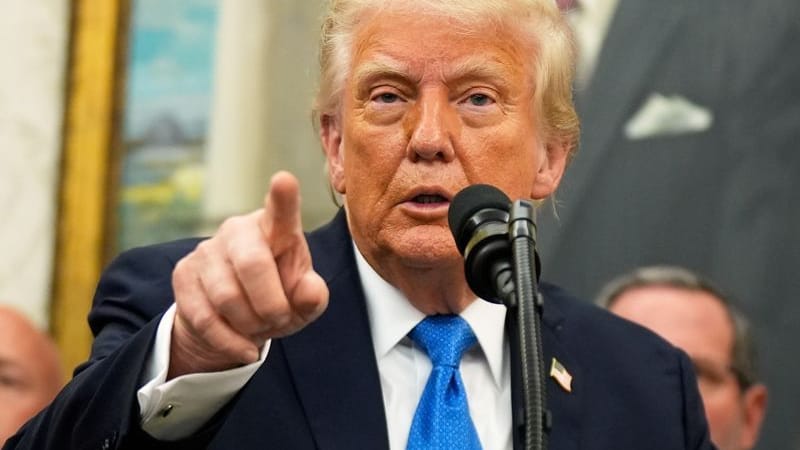 US-Präsident Donald Trump spricht während einer Veranstaltung im Oval Office des Weißen Hauses. US-Präsident Donald Trump spricht während einer Veranstaltung im Oval Office des Weißen Hauses.