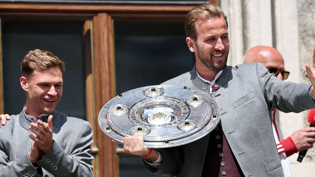 Die Spieler feiern auf dem Balkon.