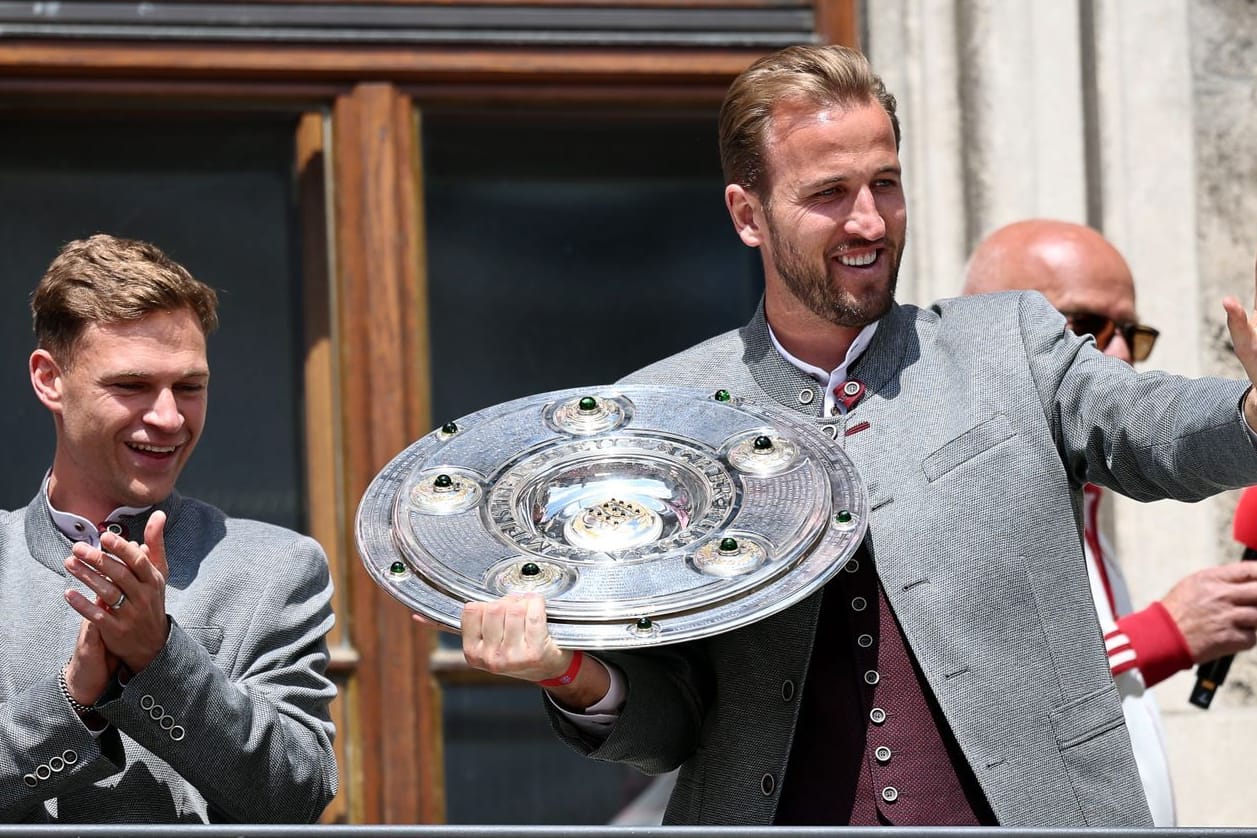 Die Spieler feiern auf dem Balkon.