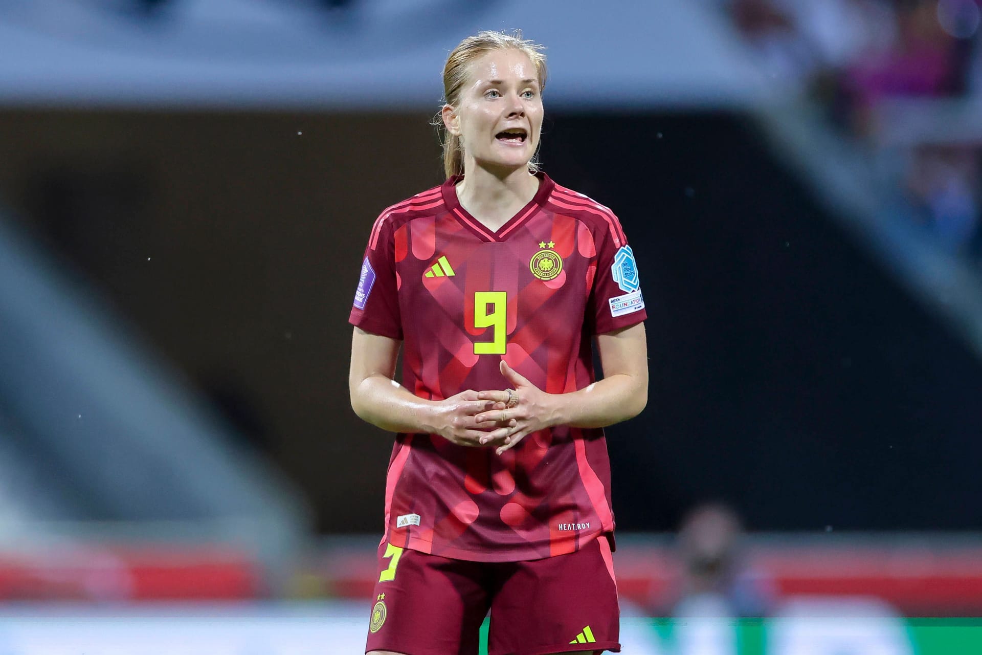 Sjoeke Nüsken: Hielt das Zentrum des deutschen Teams gut zusammen. Bewies ein gutes Auge mit einem Steckpass auf Brand (25.). Traf wiederholt kluge Entscheidungen und nahm in guten Momenten das Tempo raus, um das Spiel neu aufzubauen. Immer wieder mit ihrer Fußspitze dazwischen. Note: 2 Sjoeke Nüsken: Hielt das Zentrum des deutschen Teams gut zusammen. Bewies ein gutes Auge mit einem Steckpass auf Brand (25.). Traf wiederholt kluge Entscheidungen und nahm in guten Momenten das Tempo raus, um das Spiel neu aufzubauen. Immer wieder mit ihrer Fußspitze dazwischen. Note: 2