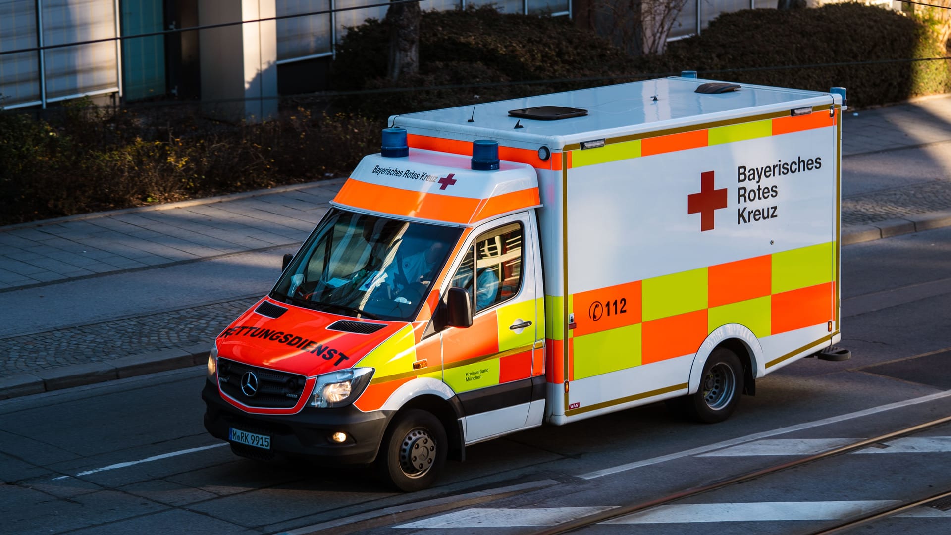 Ein Krankenwagen ist in München unterwegs (Archivbild): Die Männer konnten die Klinik nach ambulanter Behandlung wieder verlassen. Ein Krankenwagen ist in München unterwegs (Archivbild): Die Männer konnten die Klinik nach ambulanter Behandlung wieder verlassen.