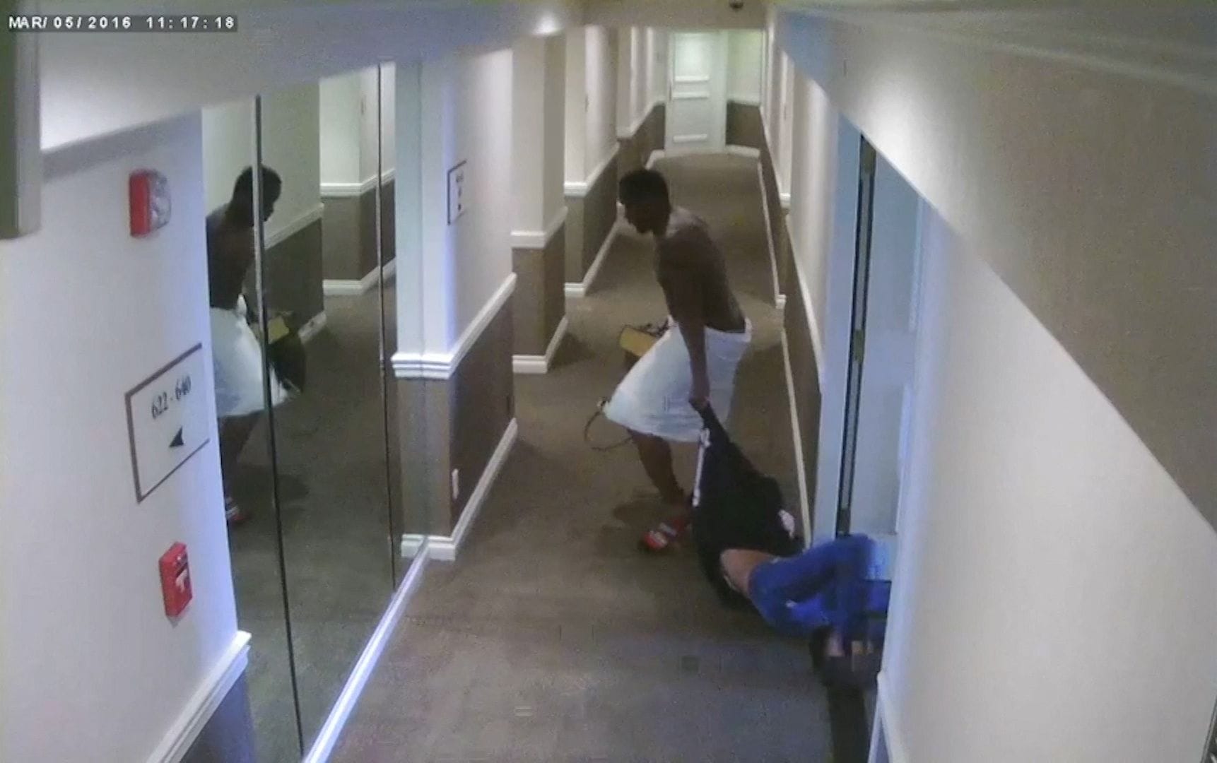 Das Bild einer Hotel-Überwachungskamera zeigt, wie Combs seine damalige Freundin Ventura körperlich misshandelt.