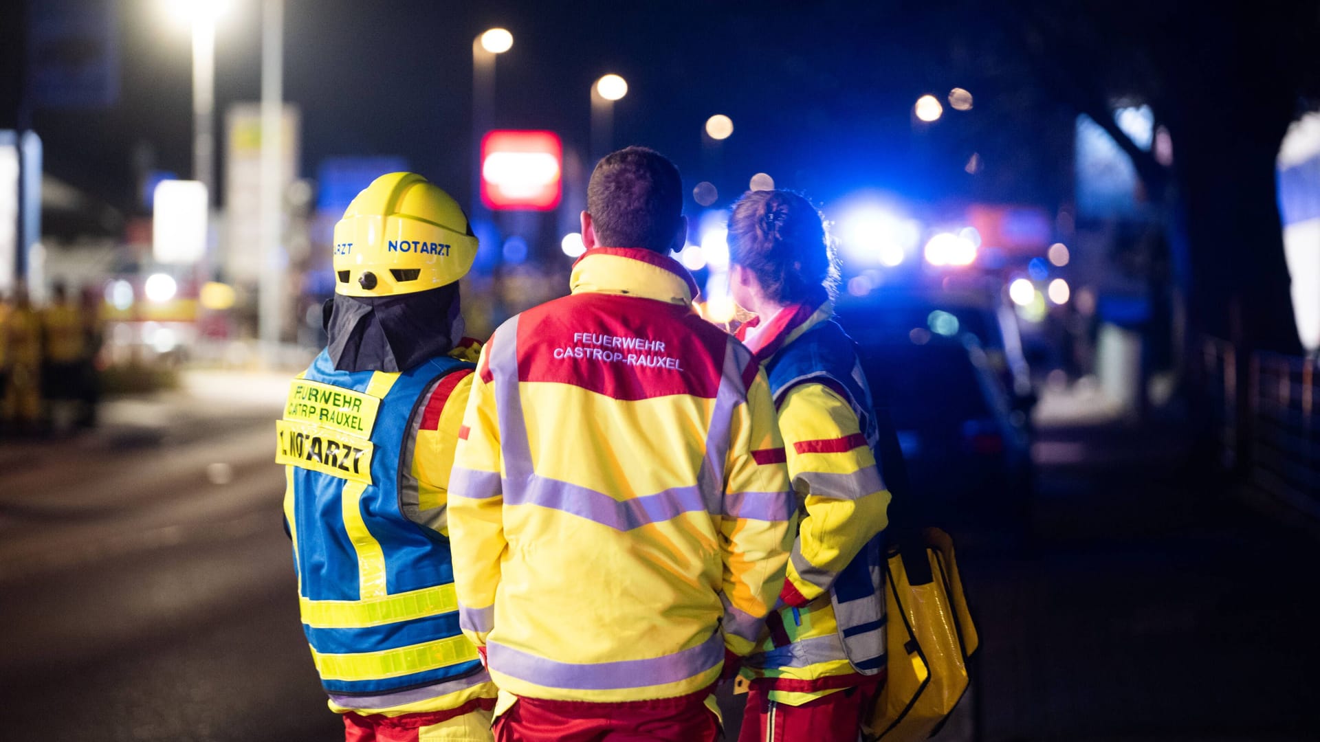 Einsatzkräfte der Feuerwehr (Symbolbild): In Höxter konnten die Helfer zwei Menschen nur noch tot bergen.