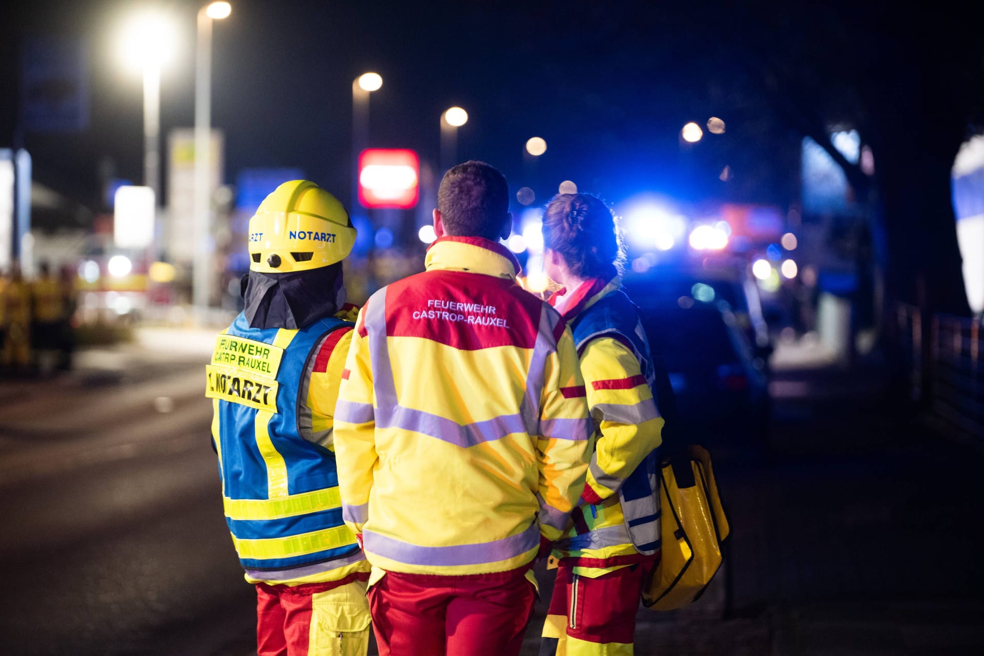 Einsatzkräfte der Feuerwehr (Symbolbild): In Höxter konnten die Helfer zwei Menschen nur noch tot bergen.