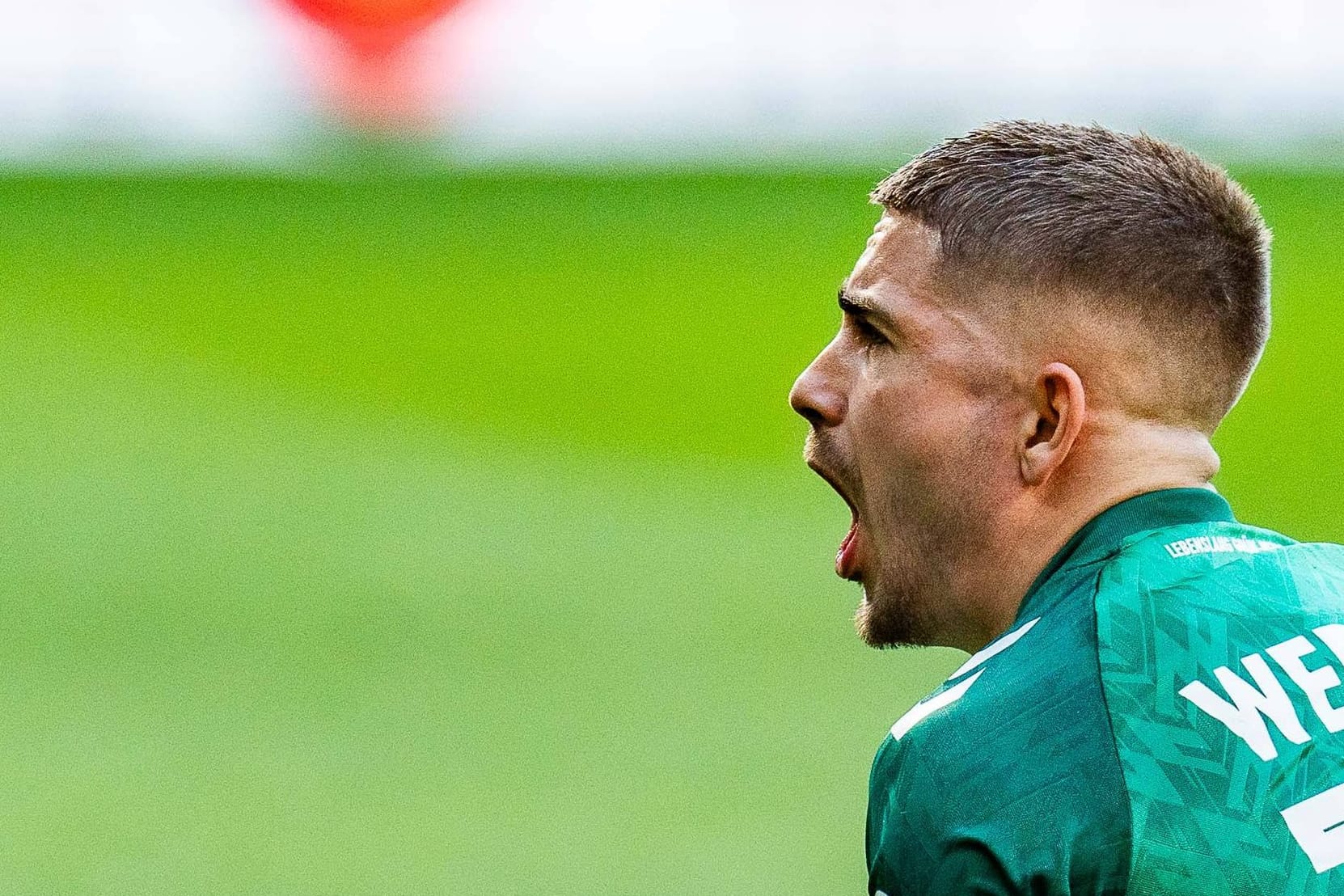 Werders Offensivmann Romano Schmid mit Frust (Archivfoto): In der neuen Spielzeit steht das Nordderby wieder an – jedoch mit Kosten für die Bremer.