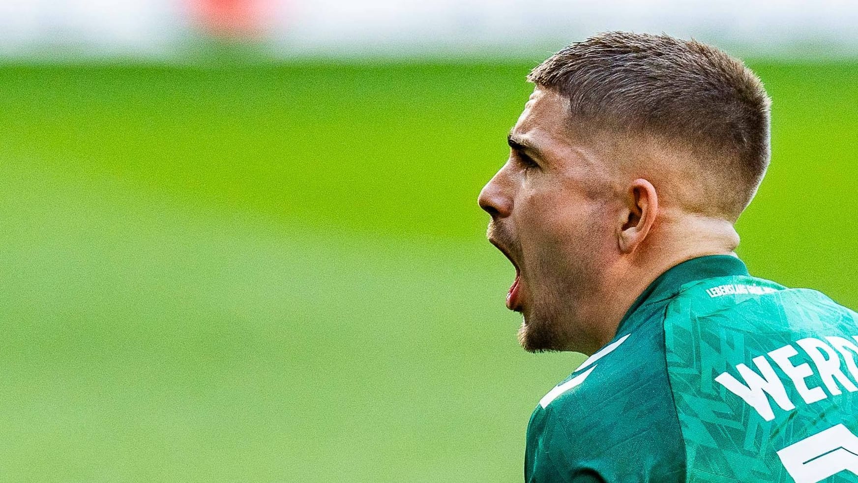 Werders Offensivmann Romano Schmid mit Frust (Archivfoto): In der neuen Spielzeit steht das Nordderby wieder an – jedoch mit Kosten für die Bremer.