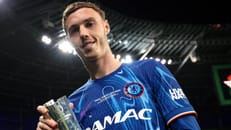 Fußballstar steckt sich Pokal in die Hose