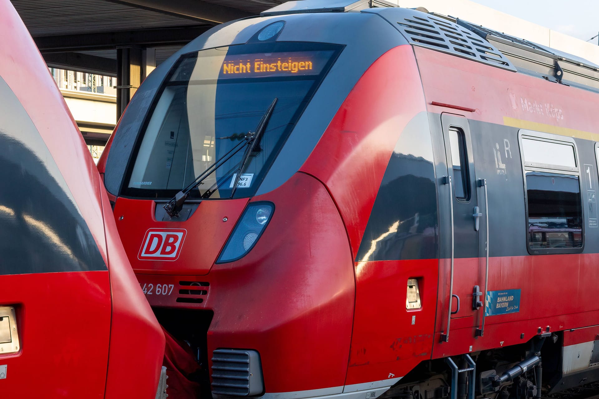 Eine Regionalbahn steht am Nürnberger Hauptbahnhof (Archivbild):