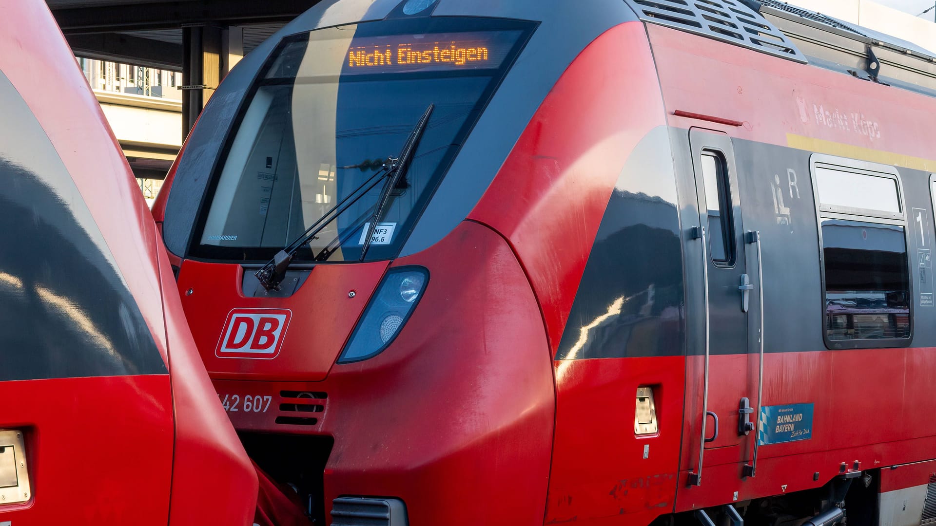 Eine Regionalbahn steht am Nürnberger Hauptbahnhof (Archivbild): Eine Regionalbahn steht am Nürnberger Hauptbahnhof (Archivbild):