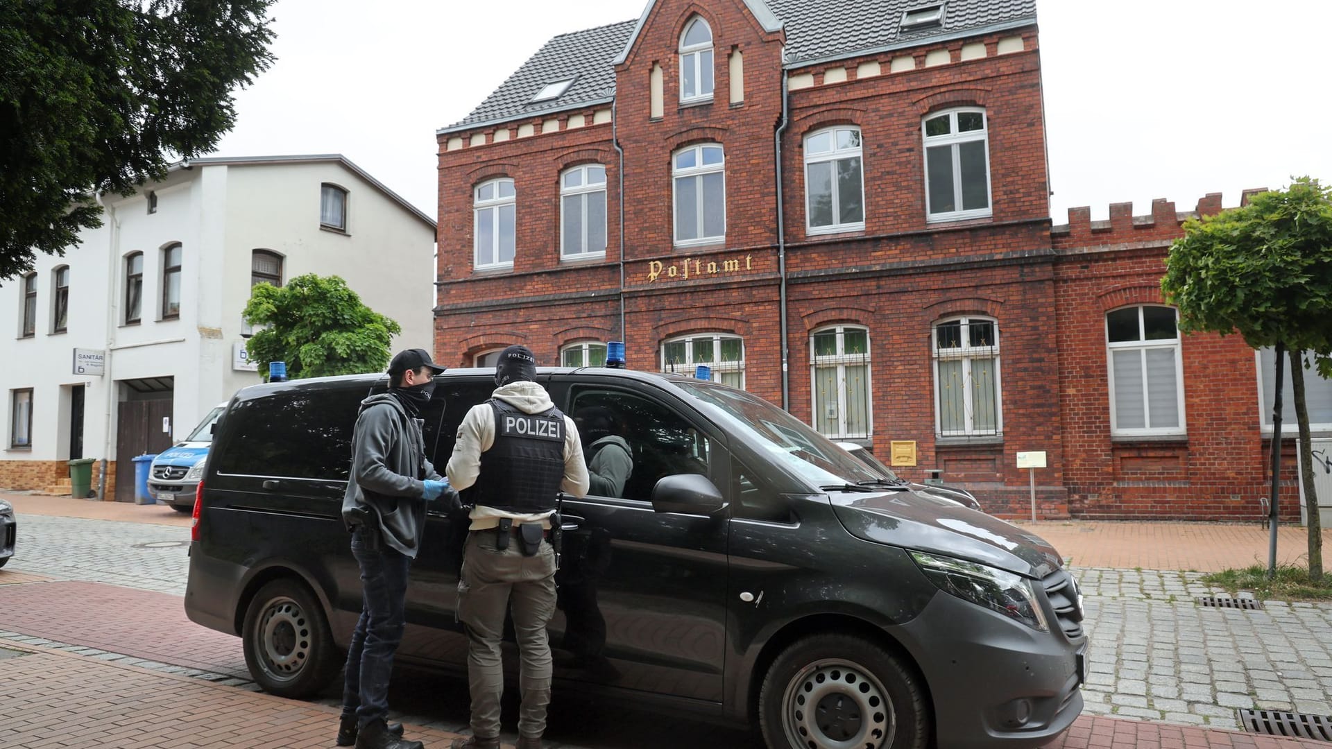 Mutmaßliche rechte Terrorzelle: Junge Männer festgenommen Mutmaßliche rechte Terrorzelle: Junge Männer festgenommen