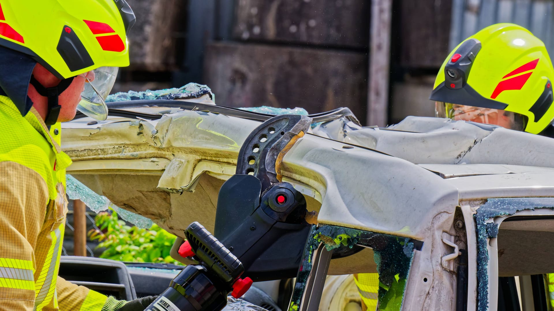 Einsatz der Feuerwehr an einem Auto (Symbolbild): Eine 33-Jährige konnte in Mühlheim am Main nur noch tot geborgen werden.