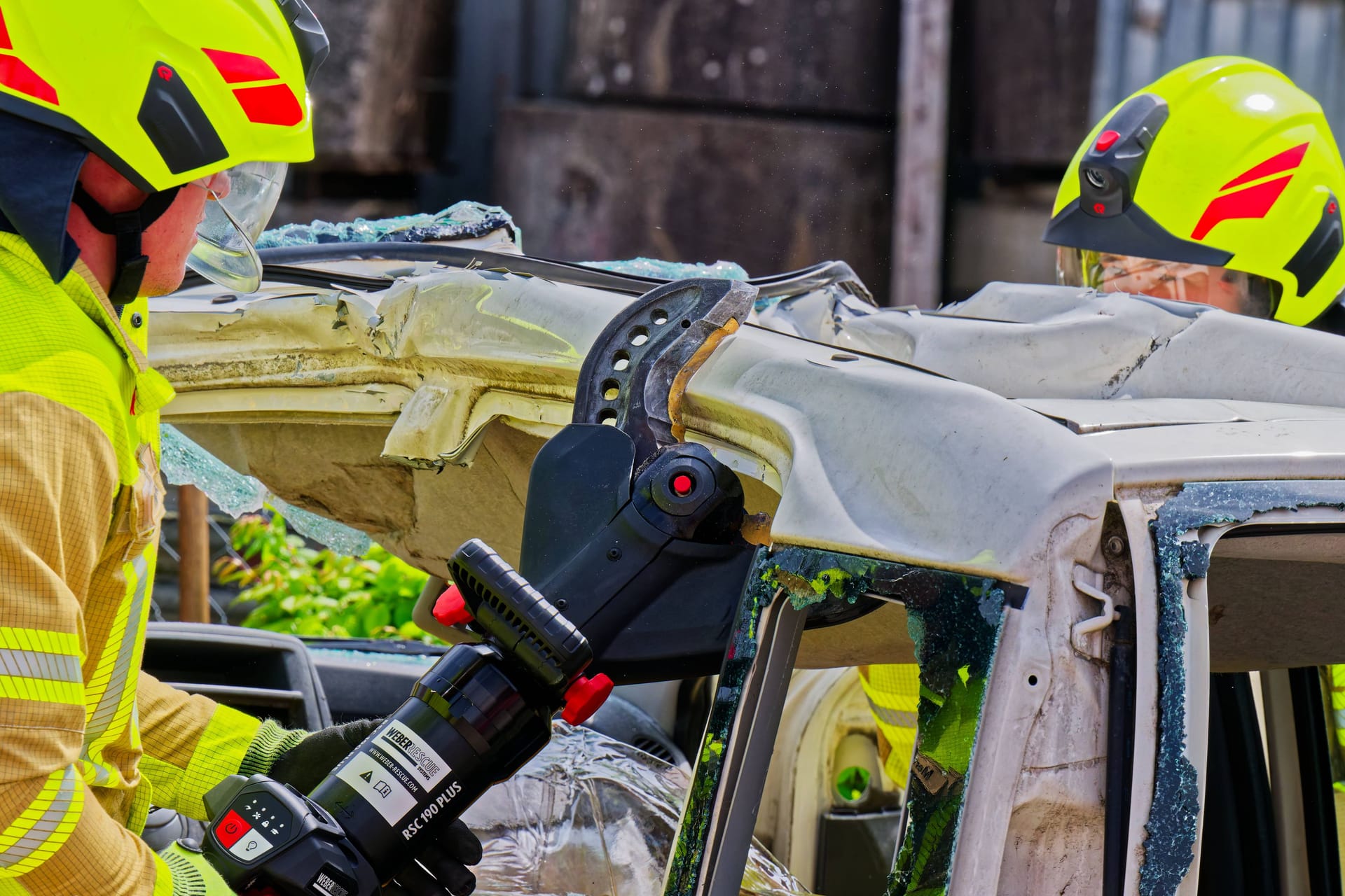 Einsatz der Feuerwehr an einem Auto (Symbolbild): Eine 33-Jährige konnte in Mühlheim am Main nur noch tot geborgen werden.