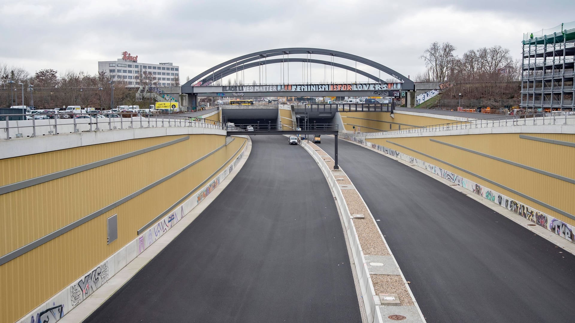 Autobahn A100 in Neukölln (Archivbild): Bis Ende März kommt es in dem Bereich zu Vollsperrungen. Autobahn A100 in Neukölln (Archivbild): Bis Ende März kommt es in dem Bereich zu Vollsperrungen.