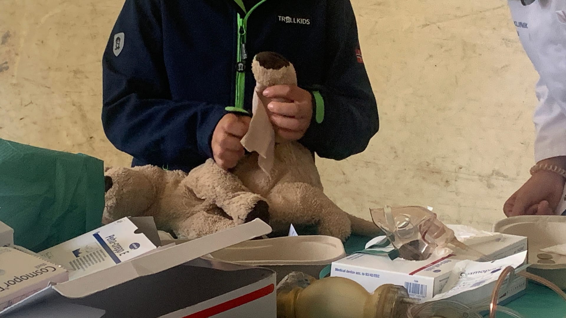 Auf dem OP-Tisch wird der Fuß eines Teddys verbunden.