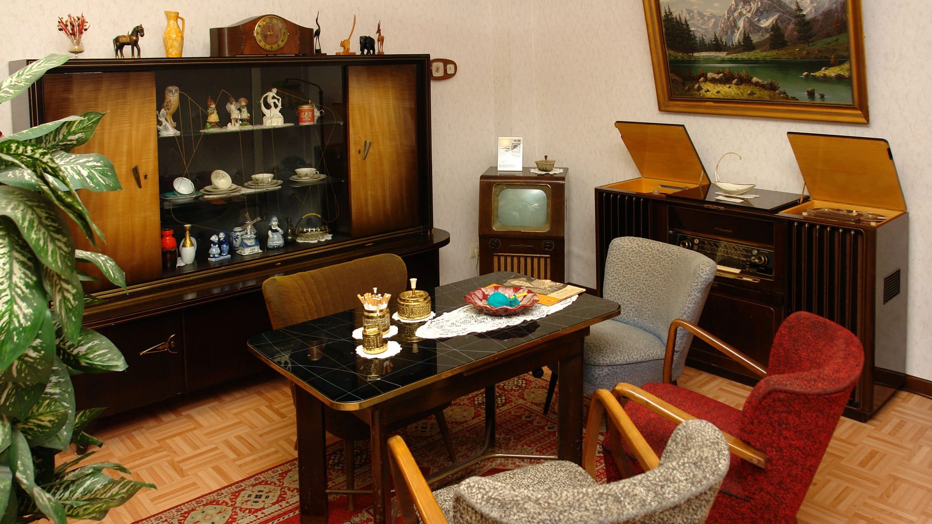Ein Blick in ein Wohnzimmer der 1950er Jahre: Auch wenn hier schon die neueste Technik eingezogen ist, lebten die Menschen in Hamburg auf deutlich weniger Quadratmetern (Symbolbild).