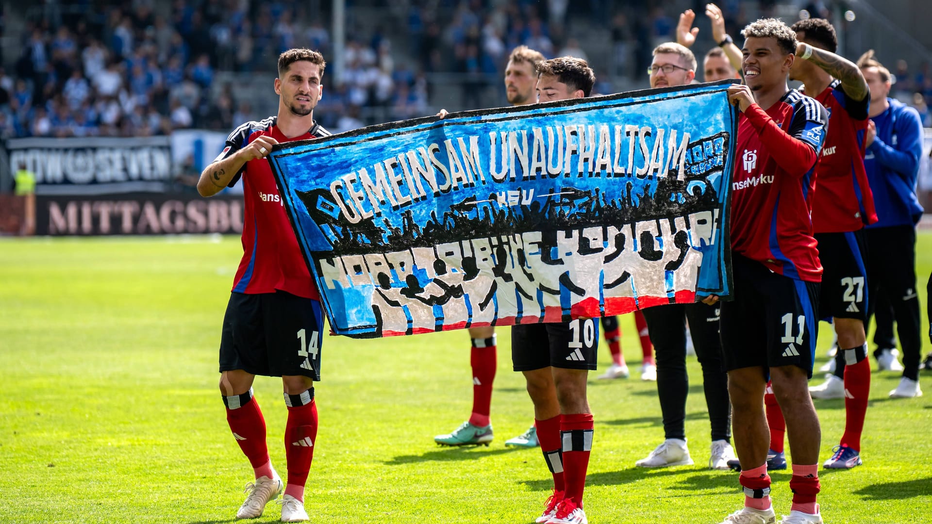"Gemeinsam unaufhaltsam": Die HSV-Profis bedanken sich nach dem 4:0-Sieg in Darmstadt am 3. Mai bei ihren Fans. "Gemeinsam unaufhaltsam": Die HSV-Profis bedanken sich nach dem 4:0-Sieg in Darmstadt am 3. Mai bei ihren Fans.