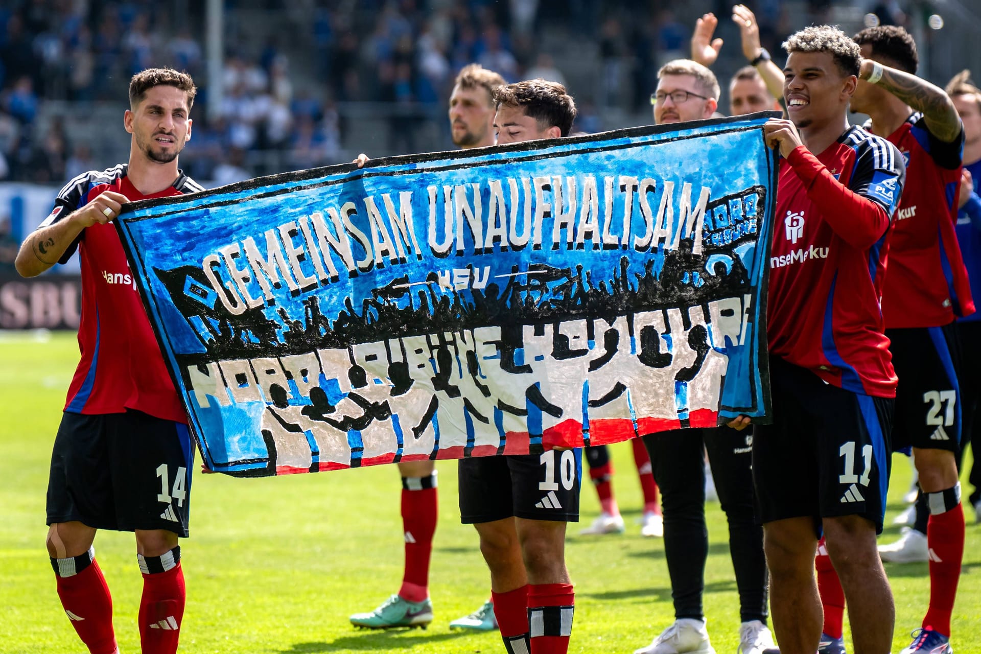"Gemeinsam unaufhaltsam": Die HSV-Profis bedanken sich nach dem 4:0-Sieg in Darmstadt am 3. Mai bei ihren Fans.