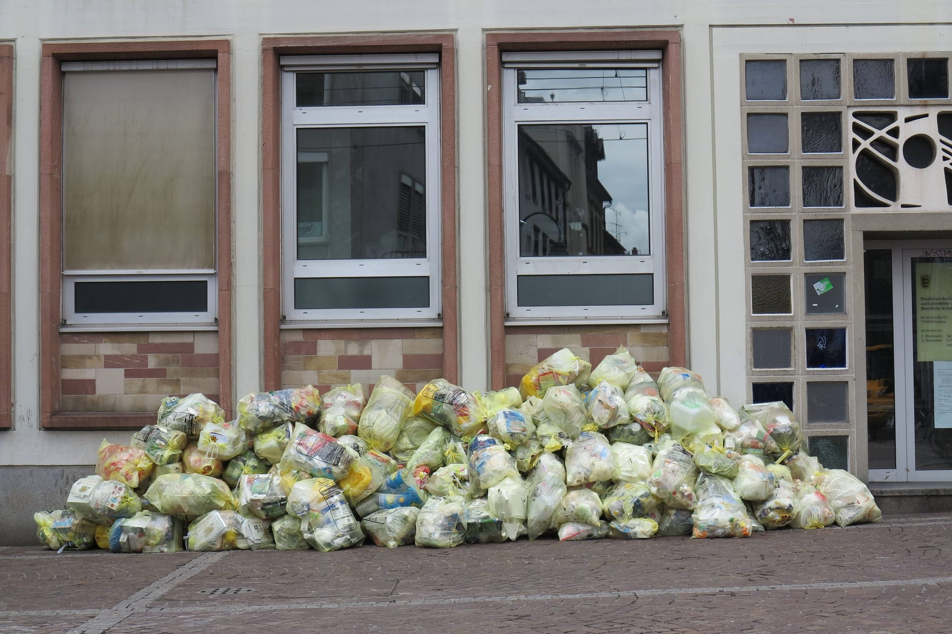 Gelbe Säcke vor einem Haus (Symbolfoto): Noch die ganze Woche müsse mit Einschränkungen zu rechnen sein.