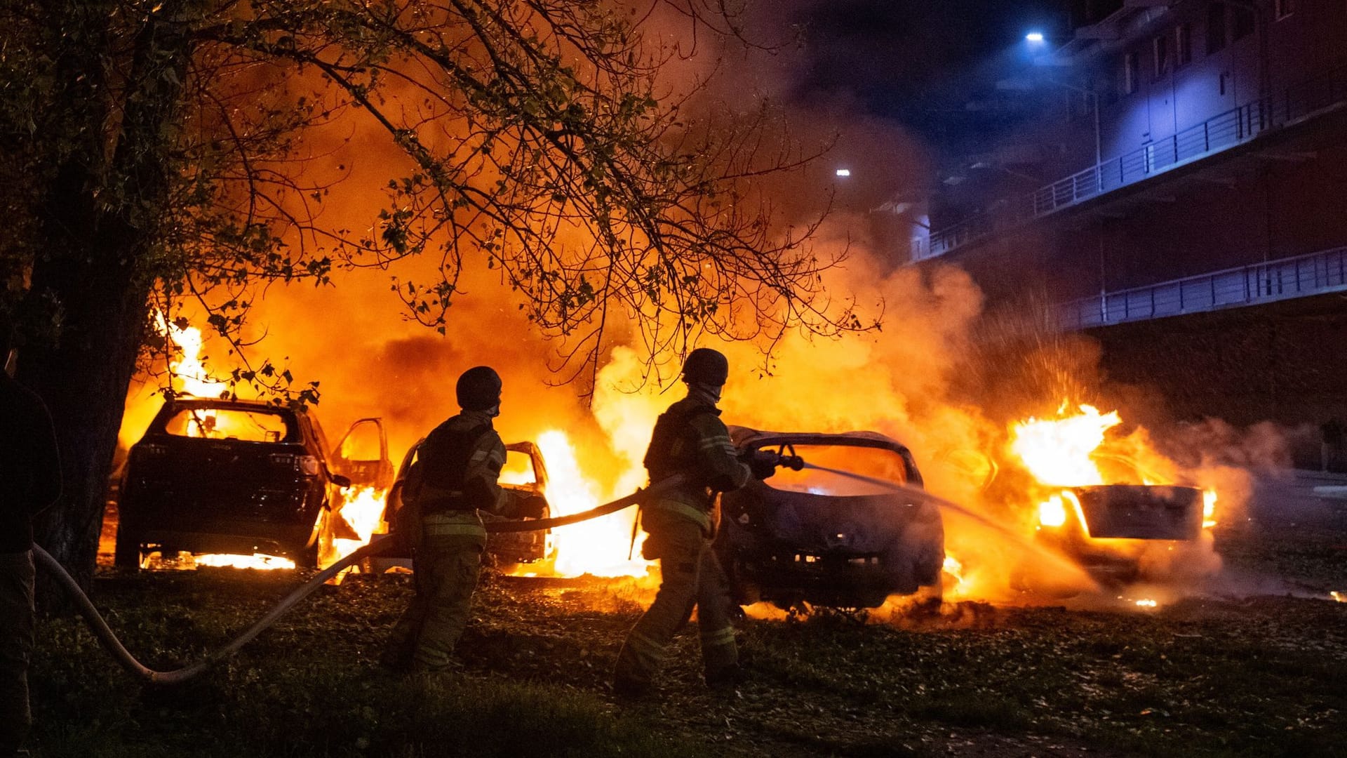 In der Ostukraine wird gekämpft, in Kiew detonieren russische Bomben: Hilfskräfte versuchen zu löschen. In der Ostukraine wird gekämpft, in Kiew detonieren russische Bomben: Hilfskräfte versuchen zu löschen.