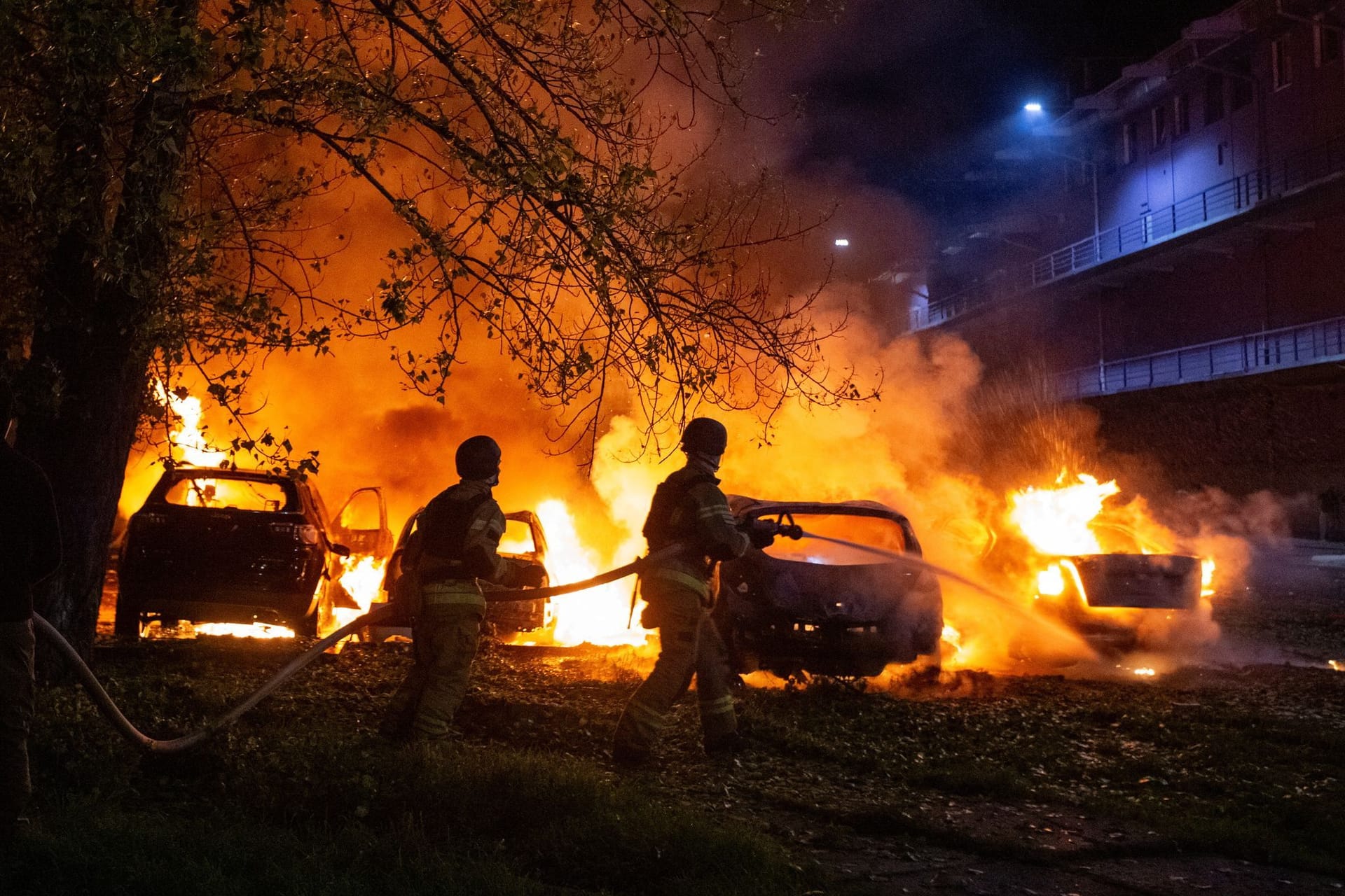 In der Ostukraine wird gekämpft, in Kiew detonieren russische Bomben: Hilfskräfte versuchen zu löschen.