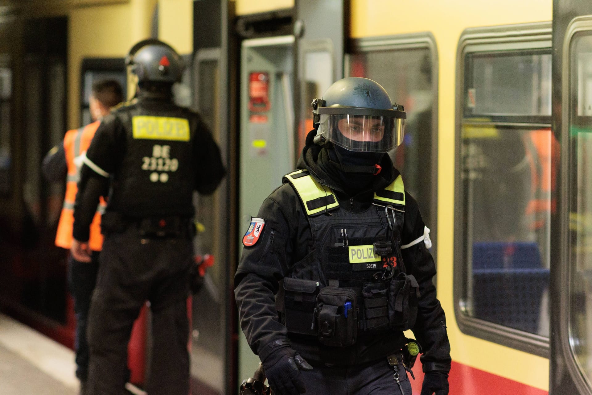 Polizei an einer Berliner S-Bahn (Symbolfoto): Am Donnerstag kam es in der S46 zu einem handfesten Streit.