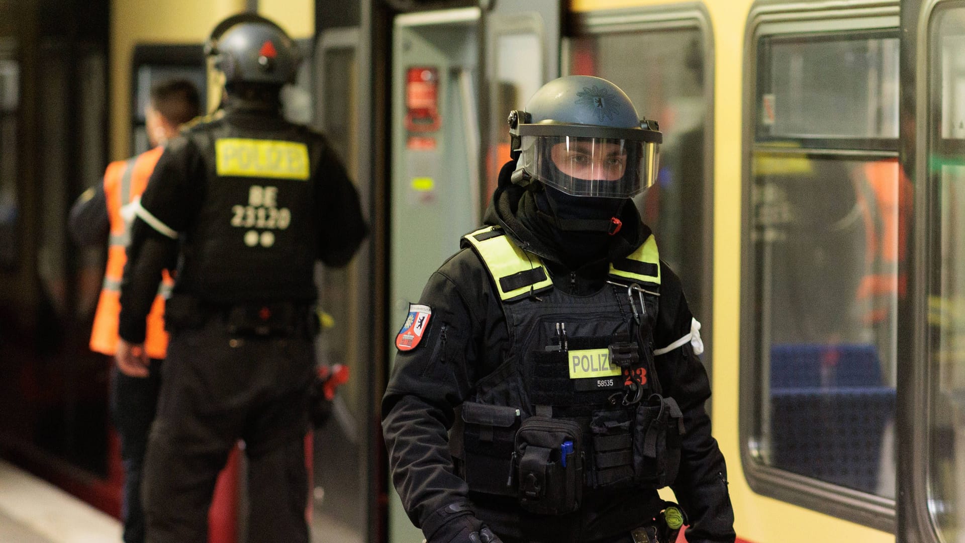 Polizei an einer Berliner S-Bahn (Symbolfoto): Am Donnerstag kam es in der S46 zu einem handfesten Streit.