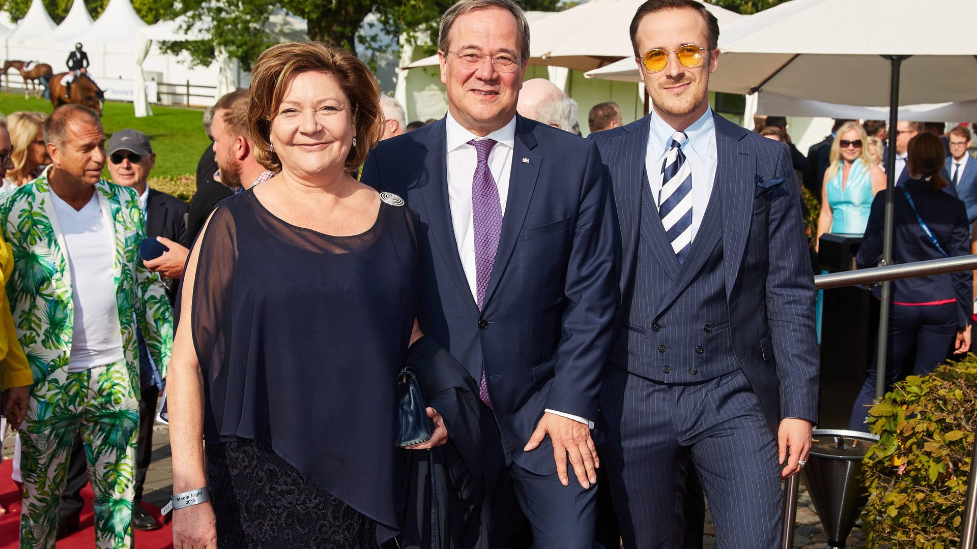 Armin Laschet mit Ehefrau Susanne und Sohn Johannes Laschet (Archivbild): Vater Armin holt sich des öfteren Modetipps von seinem Sohn Johannes. Armin Laschet mit Ehefrau Susanne und Sohn Johannes Laschet (Archivbild): Vater Armin holt sich des öfteren Modetipps von seinem Sohn Johannes.