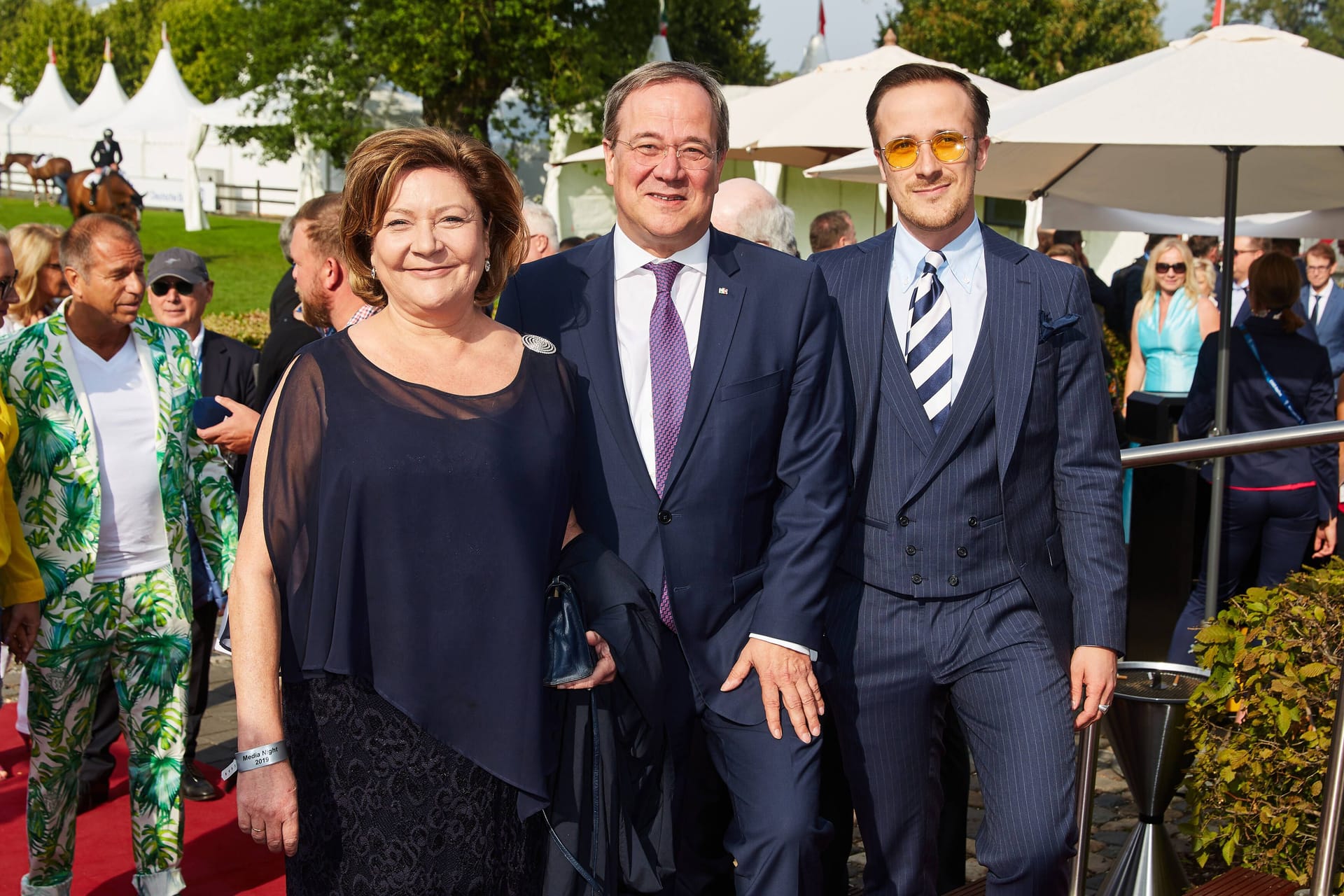 Armin Laschet mit Ehefrau Susanne und Sohn Johannes Laschet (Archivbild): Vater Armin holt sich des öfteren Modetipps von seinem Sohn Johannes.