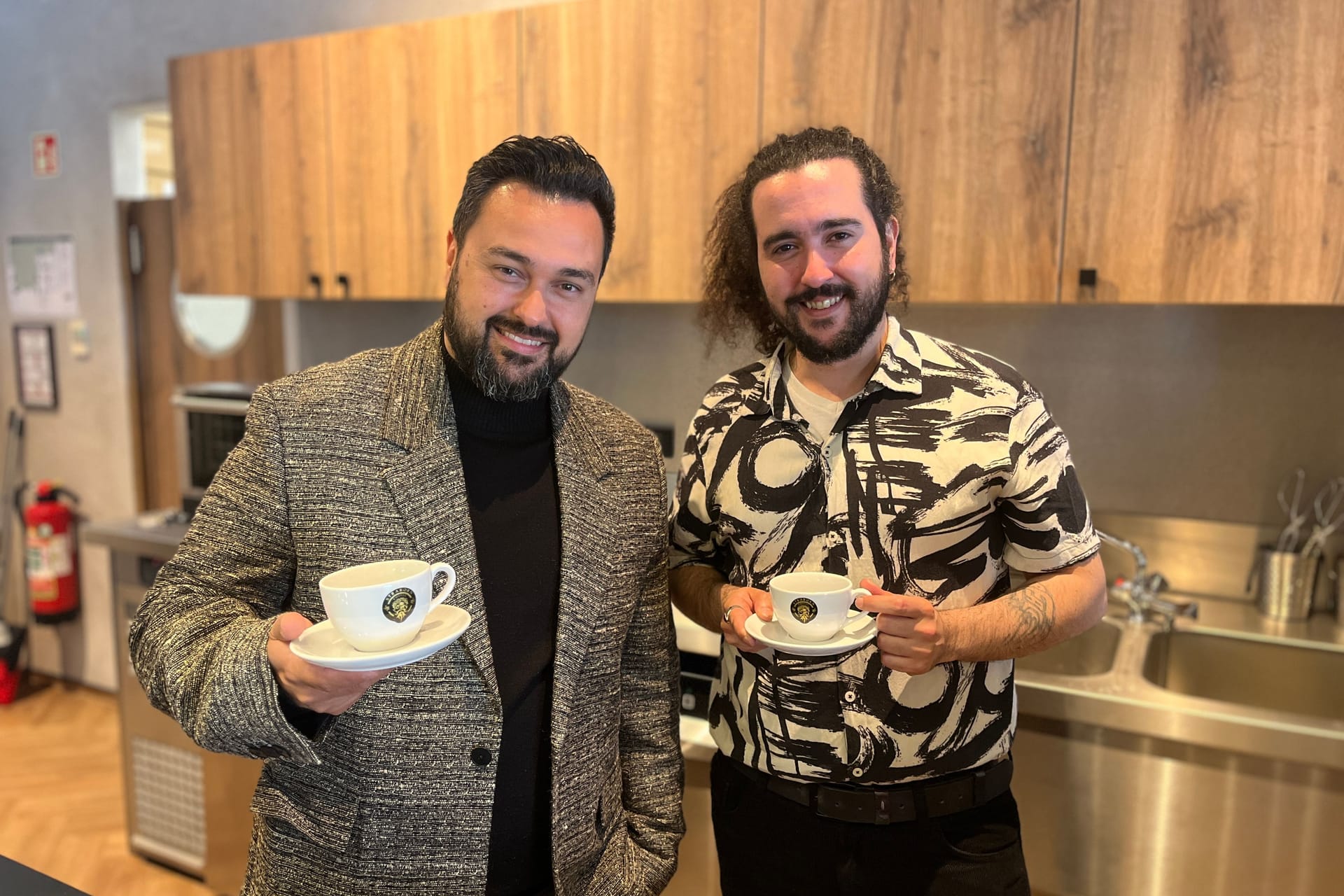 Bahadir (l.) und sein Bruder Baris Akman: Sie wagen im leeren Lokal im Hauptbahnhof einen Neuanfang. Bahadir (l.) und sein Bruder Baris Akman: Sie wagen im leeren Lokal im Hauptbahnhof einen Neuanfang.