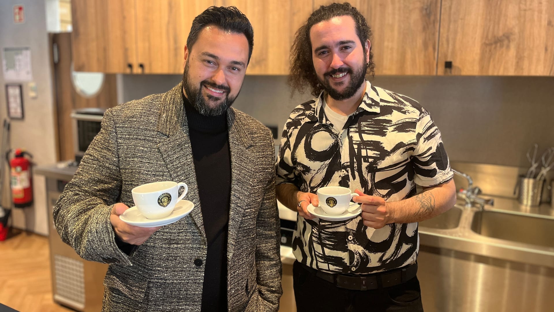Bahadir (l.) und sein Bruder Baris Akman: Sie wagen im leeren Lokal im Hauptbahnhof einen Neuanfang. Bahadir (l.) und sein Bruder Baris Akman: Sie wagen im leeren Lokal im Hauptbahnhof einen Neuanfang.