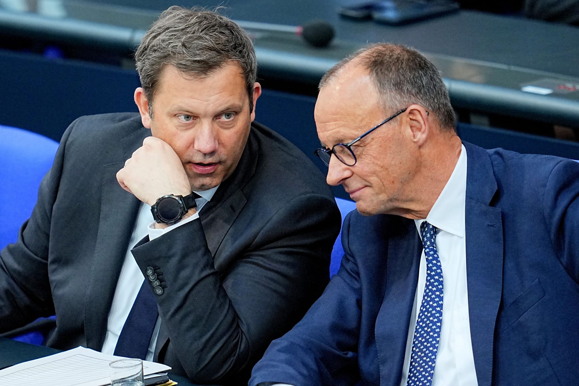 Bundeskanzler Friedrich Merz (CDU, rechts) und Finanzminister Lars Klingbeil (SPD): Die neue Bundesregierung will beim Sondervermögen Tempo machen.