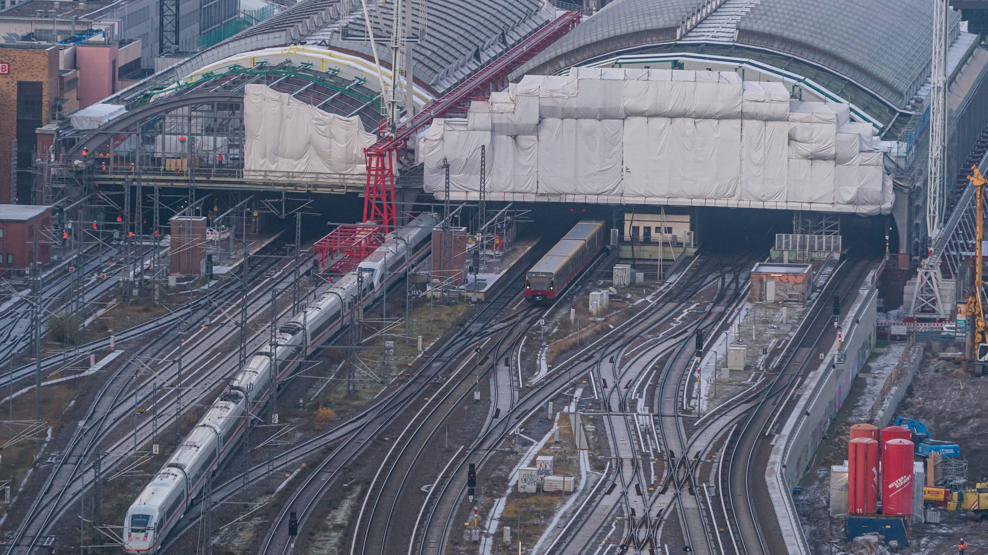 Berliner Ostbahnhof von oben (Archivbild): Im Mai kommt es wegen Bauarbeiten zu verschiedenen Einschränkungen um das Gebäude. Berliner Ostbahnhof von oben (Archivbild): Im Mai kommt es wegen Bauarbeiten zu verschiedenen Einschränkungen um das Gebäude.