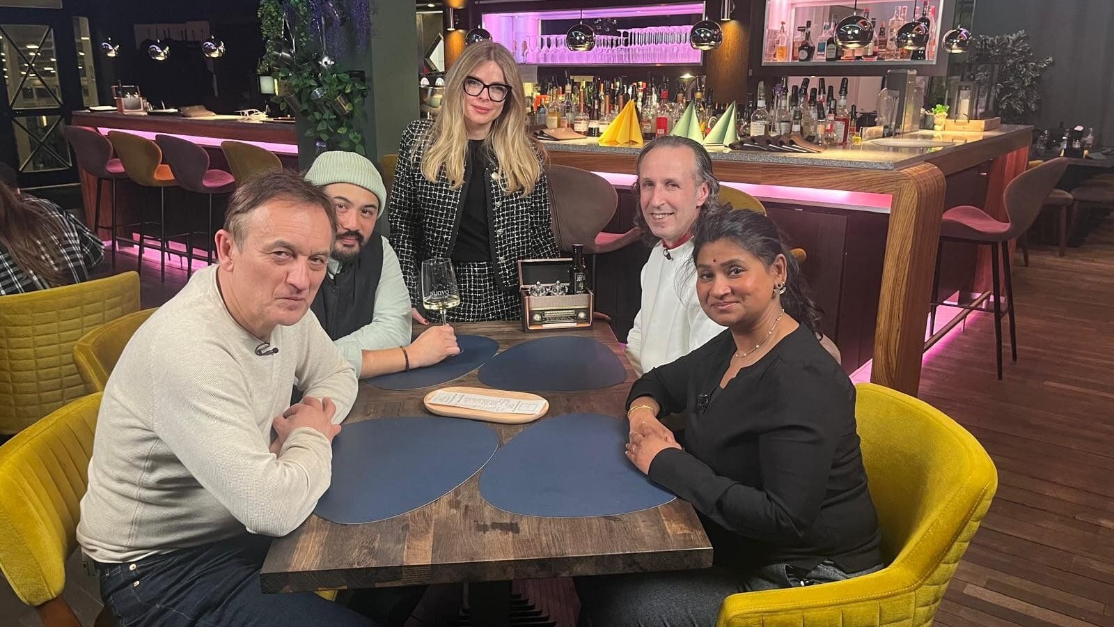 "Mein Lokal, Dein Lokal" in Hannover: Odysseus, Nucki, Lena, Musti und Suba stellen sich der Bewertung der Konkurrenz. "Mein Lokal, Dein Lokal" in Hannover: Odysseus, Nucki, Lena, Musti und Suba stellen sich der Bewertung der Konkurrenz.