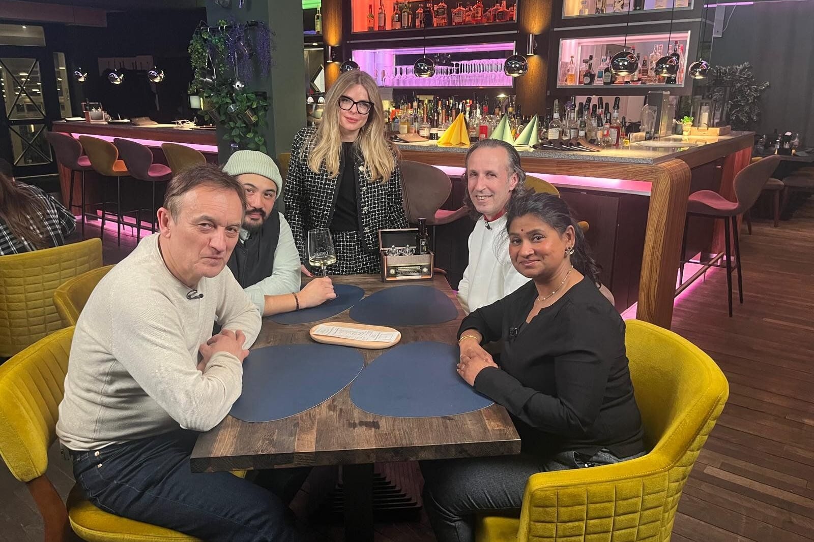 "Mein Lokal, Dein Lokal" in Hannover: Odysseus, Nucki, Lena, Musti und Suba stellen sich der Bewertung der Konkurrenz.