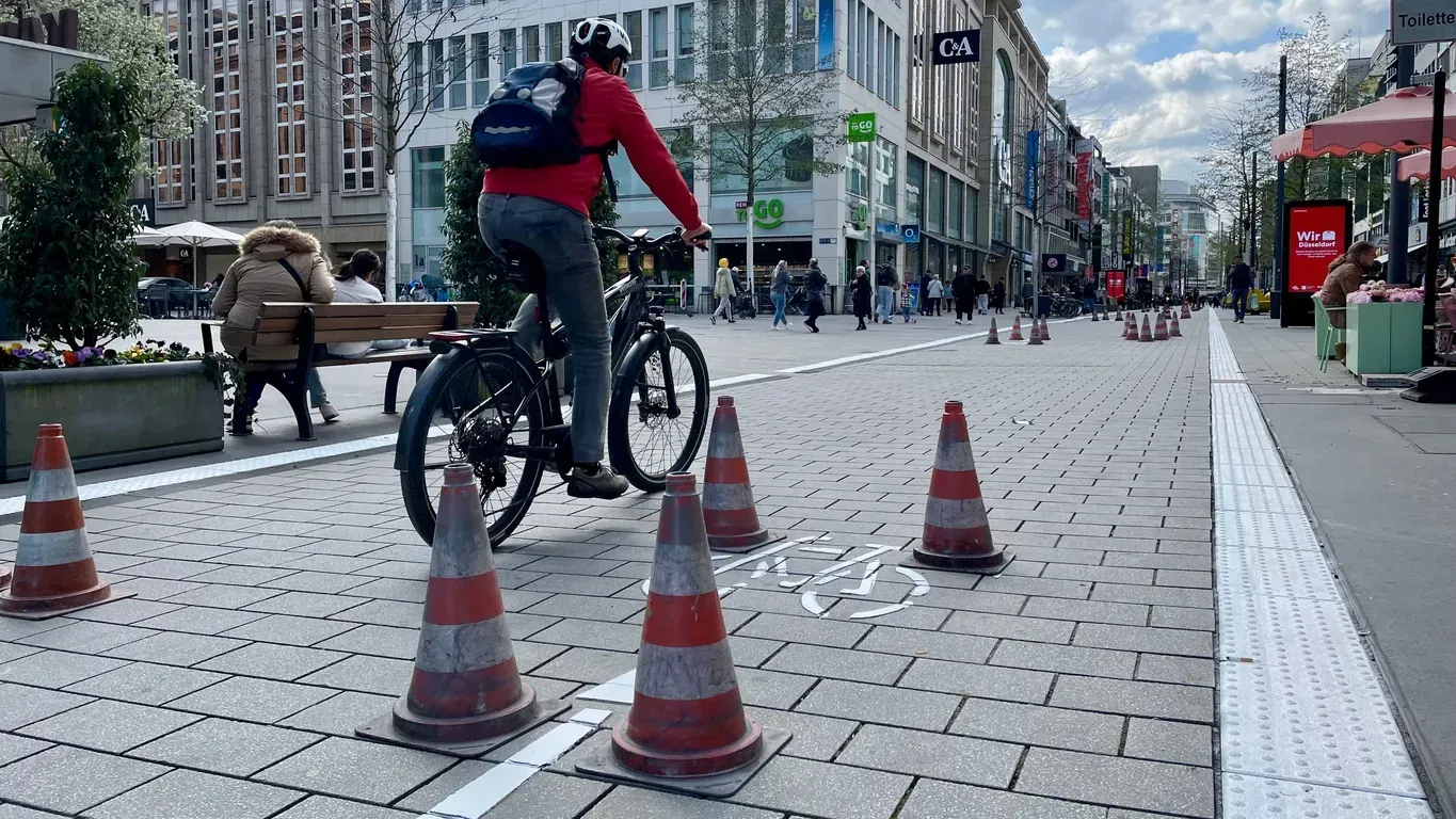 Ein Radfahrer auf der Schadowstraße (Archivbild): Im April wurden weiße Trennlinien zur besseren Erkennbarkeit des Radwegs gezogen. Ein Radfahrer auf der Schadowstraße (Archivbild): Im April wurden weiße Trennlinien zur besseren Erkennbarkeit des Radwegs gezogen.