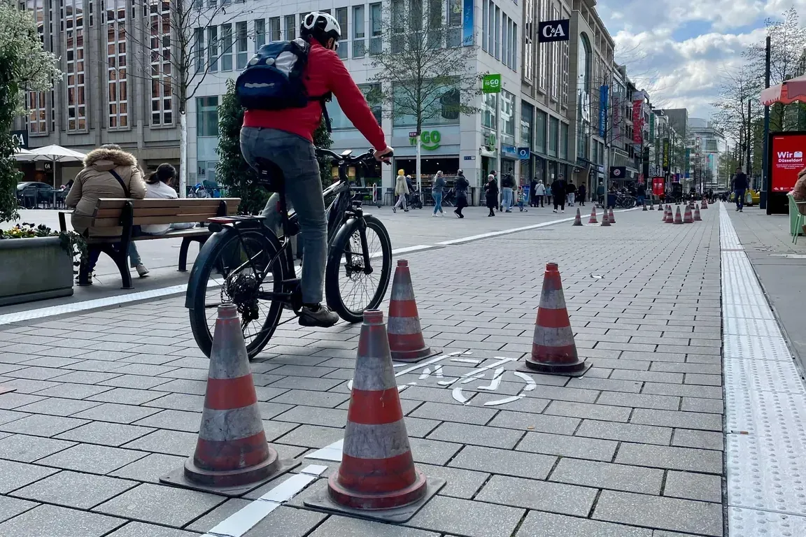Ein Radfahrer auf der Schadowstraße (Archivbild): Im April wurden weiße Trennlinien zur besseren Erkennbarkeit des Radwegs gezogen.