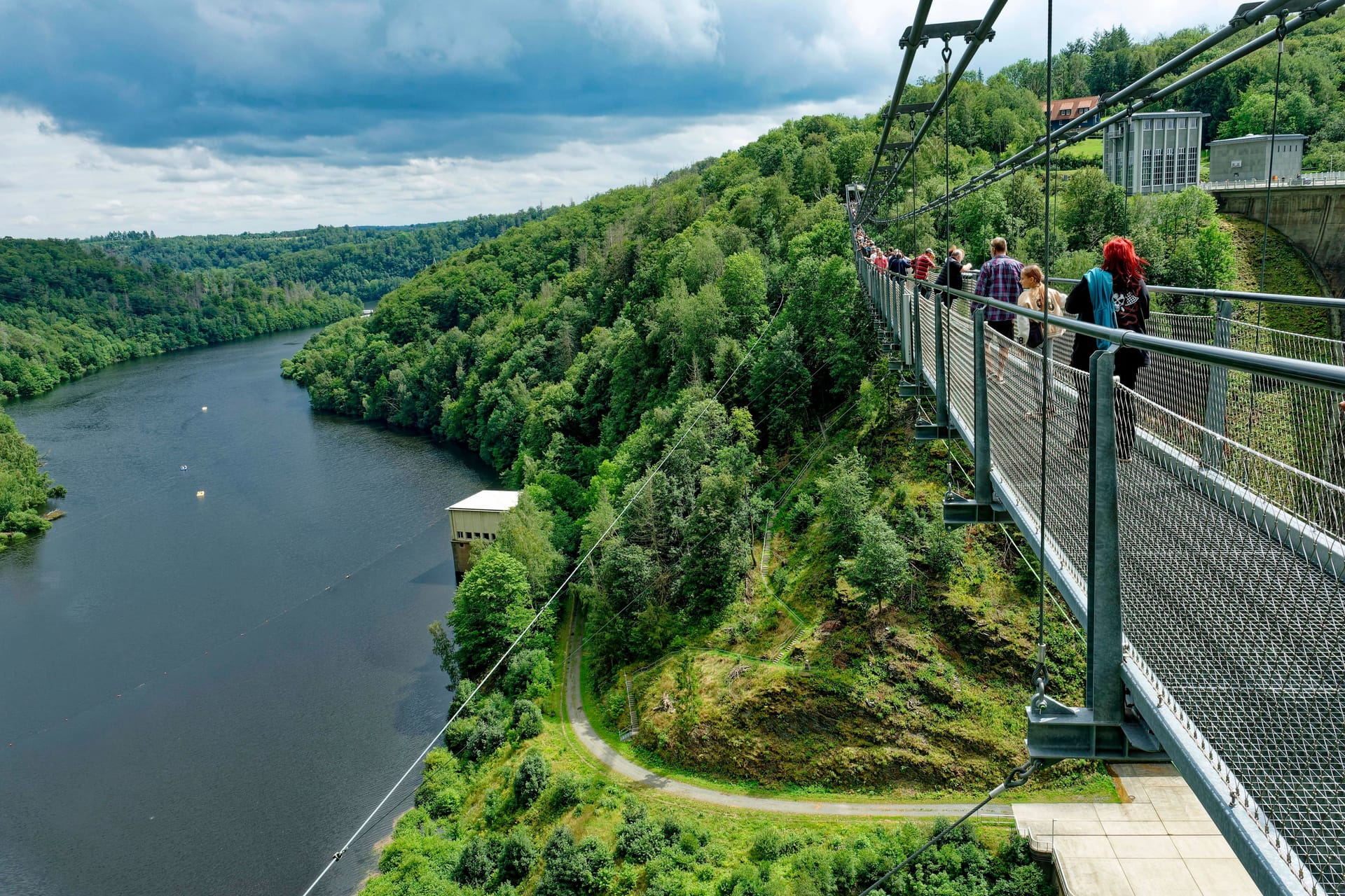 483 Meter lange Seilhängebrücke Titan RT über der Rappbode-Talsperre: