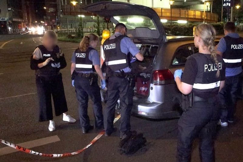 Polizisten untersuchen ein Auto: Ein 28-Jähriger hat sich in der Saarbrücker Innenstadt eine gefährliche Verfolgungsfahrt mit der Polizei geliefert.