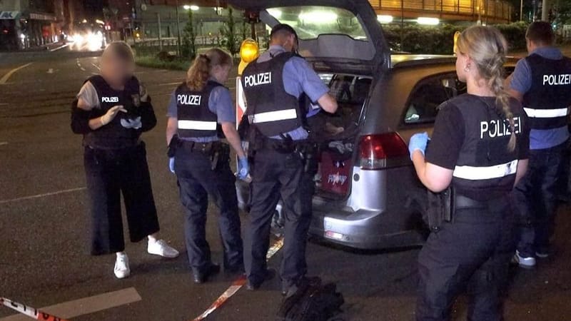 Polizisten untersuchen ein Auto: Ein 28-Jähriger hat sich in der Saarbrücker Innenstadt eine gefährliche Verfolgungsfahrt mit der Polizei geliefert. Polizisten untersuchen ein Auto: Ein 28-Jähriger hat sich in der Saarbrücker Innenstadt eine gefährliche Verfolgungsfahrt mit der Polizei geliefert.