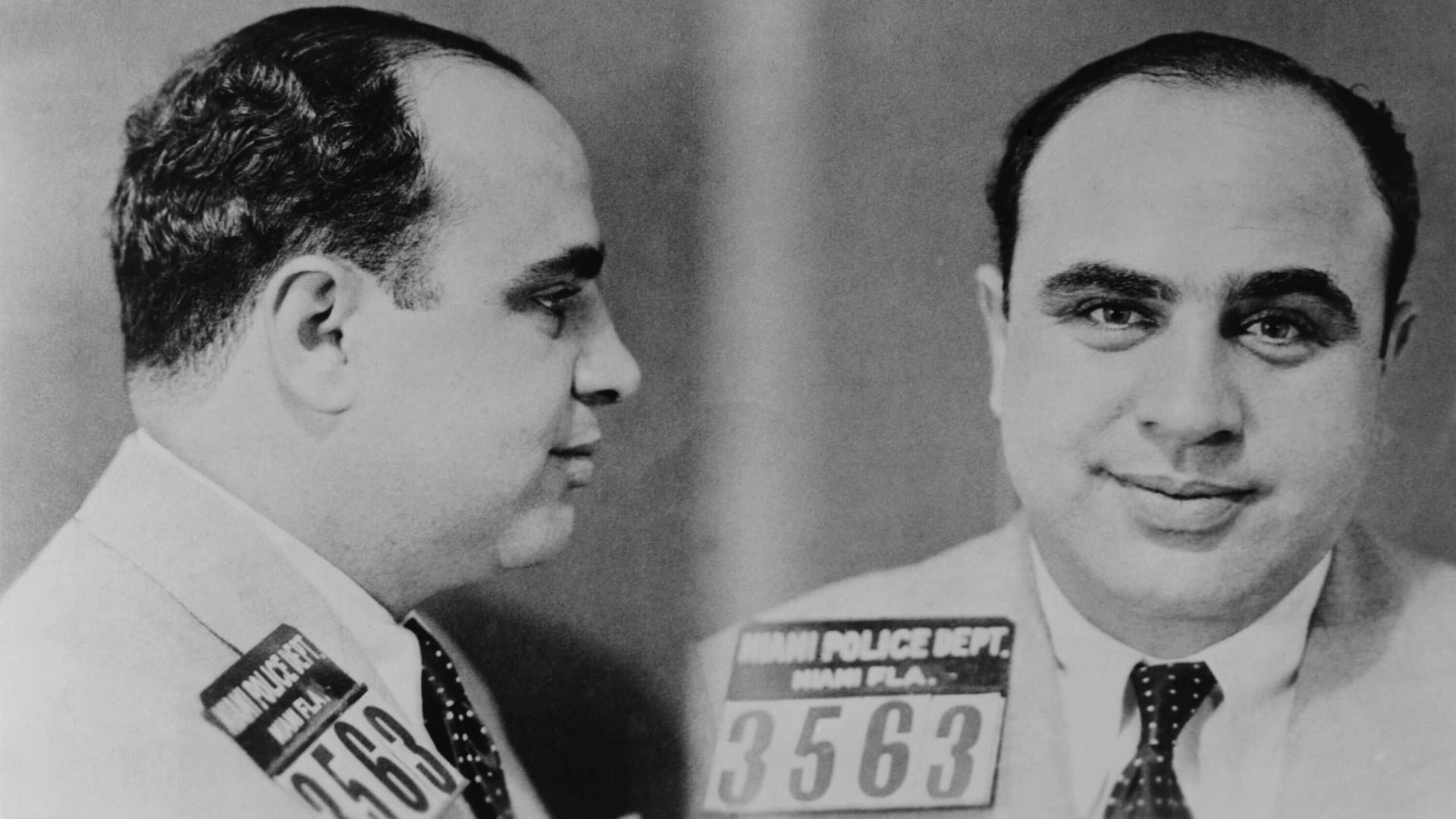 Al Capone (1899–1847), Gangsterboss der Prohibitionszeit, auf einem 1931 von der Polizei von Miami aufgenommenen Fahndungsfoto.