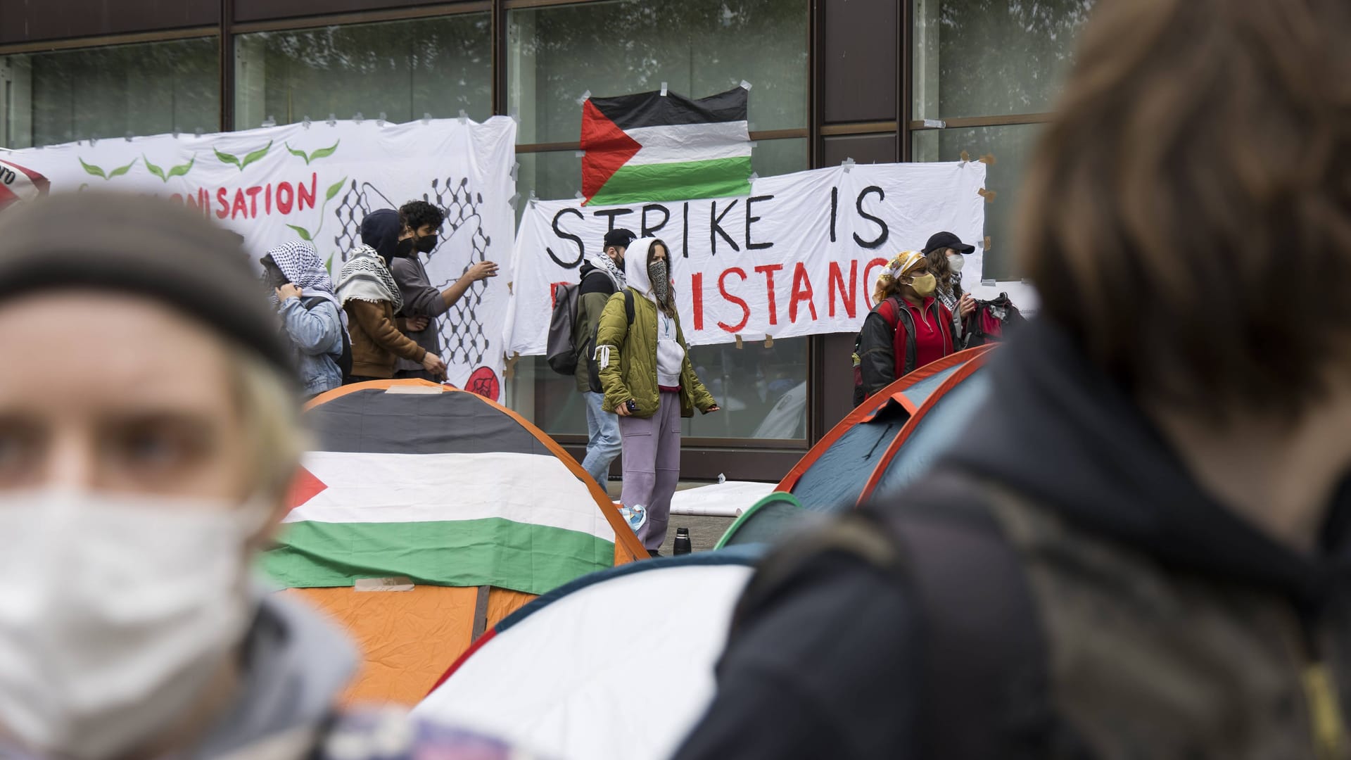 Activists and the flag of the state of Palestine during the occupation of the courtyard of Freie Universität Berlin by pro-Palestinian activists. Some of the approximately 150 activists began to set up tents. The occupation is linked to the advance of the Israeli army Israel Defence Forces, IDF in the southern Gaza Strip near the city of Rafah. The management of the FU Berlin has ordered an evacuation. Berlin, 07.05.2024 Activists and the flag of the state of Palestine during the occupation of the courtyard of Freie Universität Berlin by pro-Palestinian activists. Some of the approximately 150 activists began to set up tents. The occupation is linked to the advance of the Israeli army Israel Defence Forces, IDF in the southern Gaza Strip near the city of Rafah. The management of the FU Berlin has ordered an evacuation. Berlin, 07.05.2024