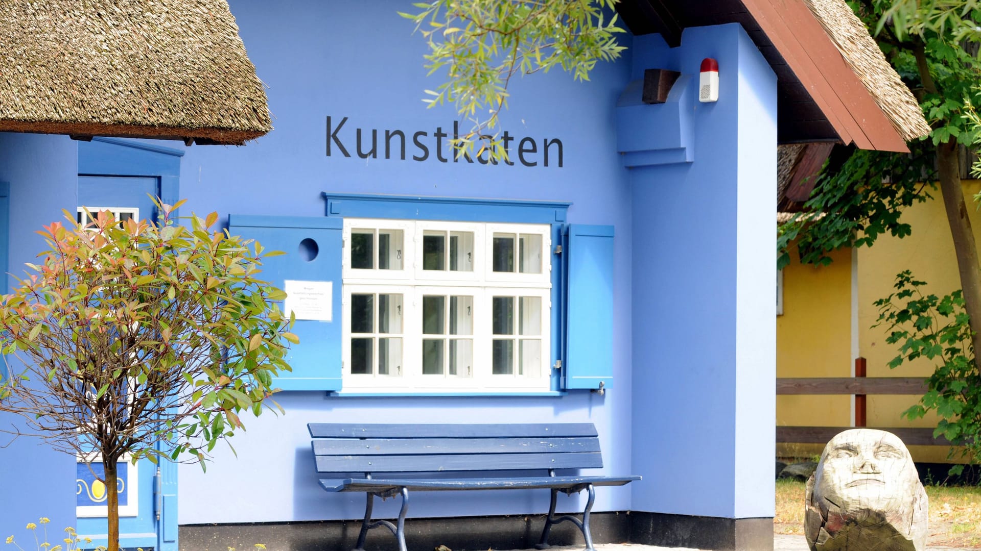 Das Künstlerhaus Kunstkaten in Ahrenshoop auf dem Darß: In mehreren Ateliers werden Ausstellungen präsentiert.