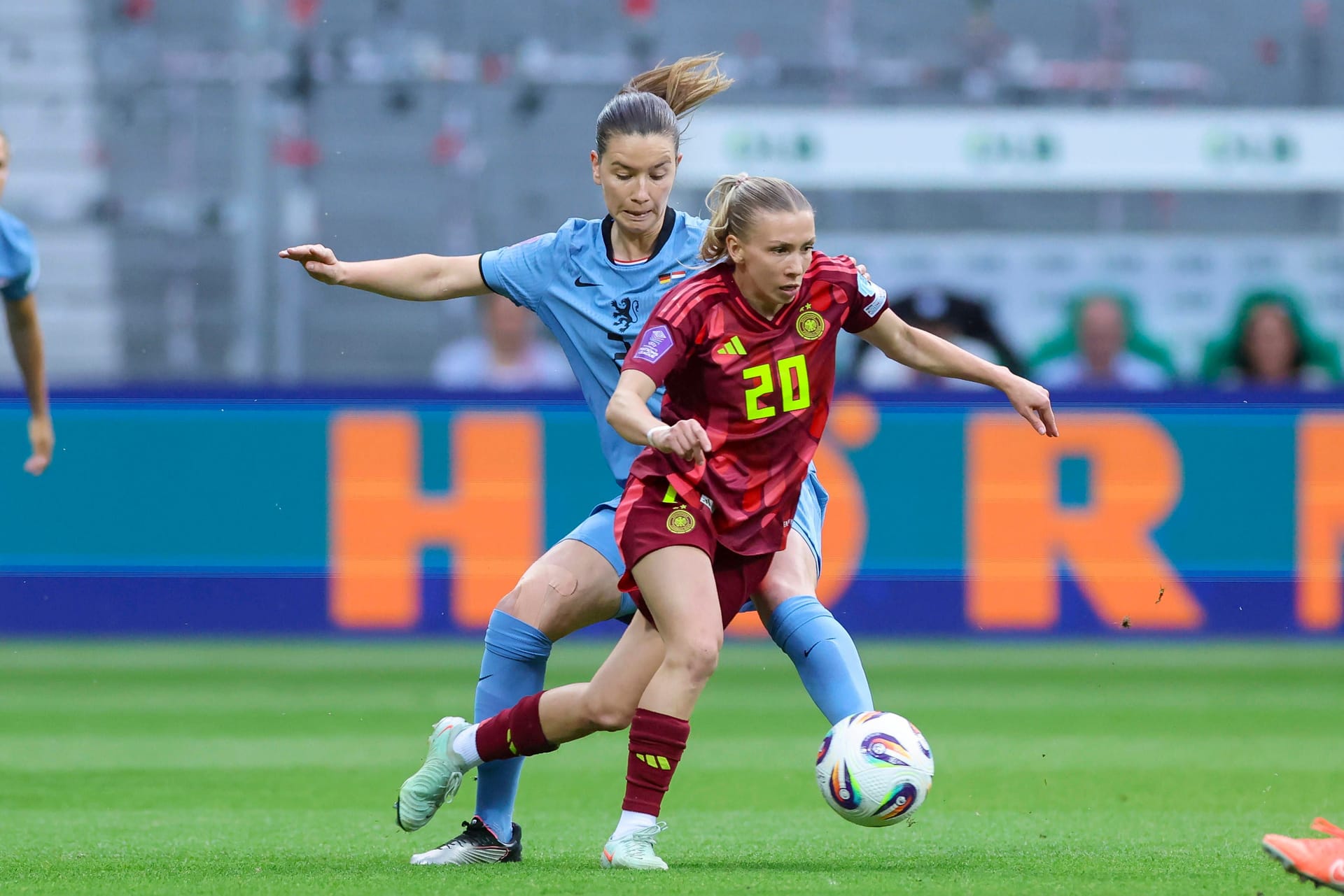 Elisa Senß (bis 67. Minute): Wirkte im Gegensatz zu ihrer Nebenspielerin Nüsken wirbeliger. Das Team konnte sich vor allem in der ersten Hälfte auf ihr defensives Stellungsspiel verlassen, sie vereitelte Steckpässe (wie in 2.) und arbeitete immer wieder zurück (16.). Zeigte eine tolle Übersicht, in dem sie den Ball immer wieder verlagerte (35.). In der zweiten Hälfte ruhiger. Gute Partie der Frankfurterin. Note: 1 Elisa Senß (bis 67. Minute): Wirkte im Gegensatz zu ihrer Nebenspielerin Nüsken wirbeliger. Das Team konnte sich vor allem in der ersten Hälfte auf ihr defensives Stellungsspiel verlassen, sie vereitelte Steckpässe (wie in 2.) und arbeitete immer wieder zurück (16.). Zeigte eine tolle Übersicht, in dem sie den Ball immer wieder verlagerte (35.). In der zweiten Hälfte ruhiger. Gute Partie der Frankfurterin. Note: 1