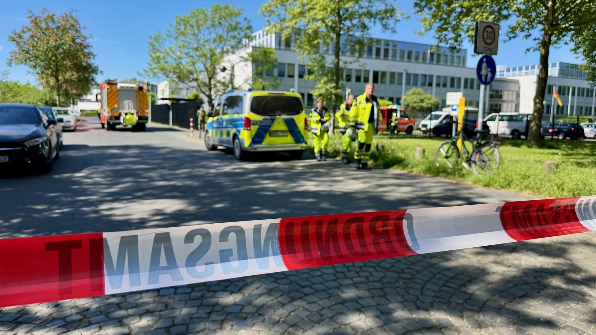 Eine Straße ist nahe einem Gebäude des Kommandos Cyber- und Informationsraum der Bundeswehr abgesperrt. Wegen einer verdächtigen Postsendung wurde das Gebäude teilweise evakuiert.