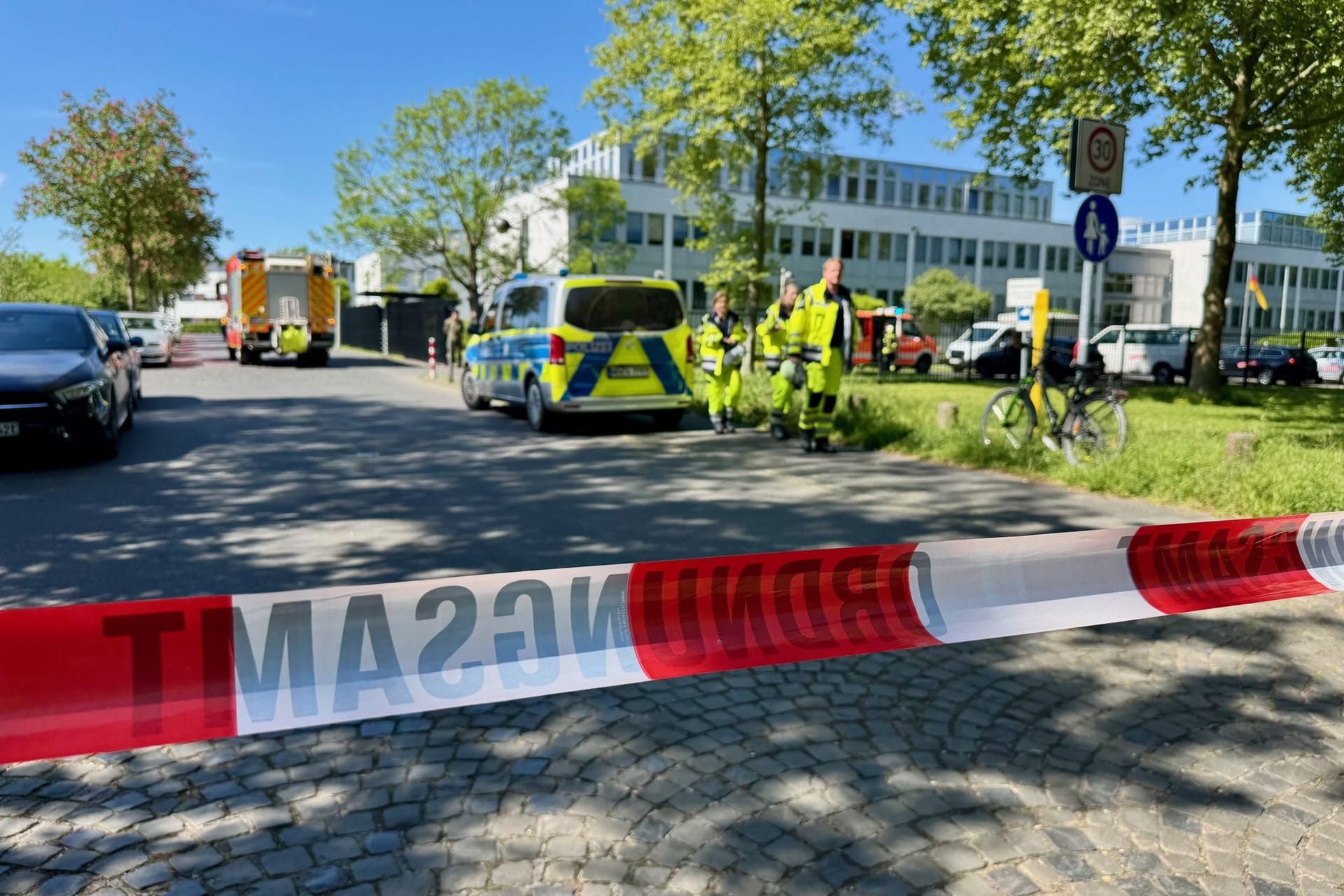 Eine Straße ist nahe einem Gebäude des Kommandos Cyber- und Informationsraum der Bundeswehr abgesperrt. Wegen einer verdächtigen Postsendung wurde das Gebäude teilweise evakuiert.