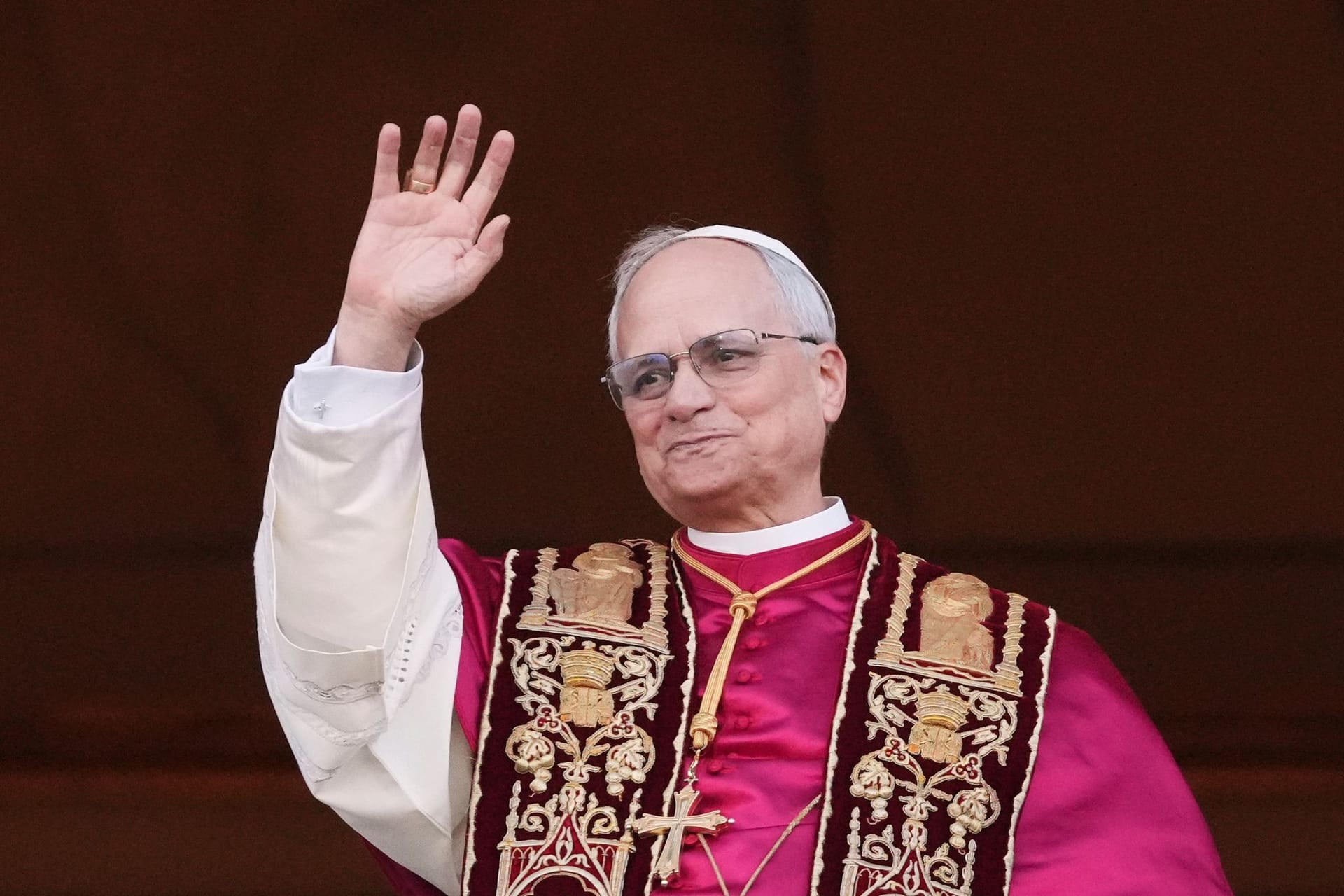 Kardinal Robert Prevost erscheint auf der zentralen Loggia des Petersdoms, nachdem er zum Pontifex der römisch-katholischen Kirche gewählt wurde.