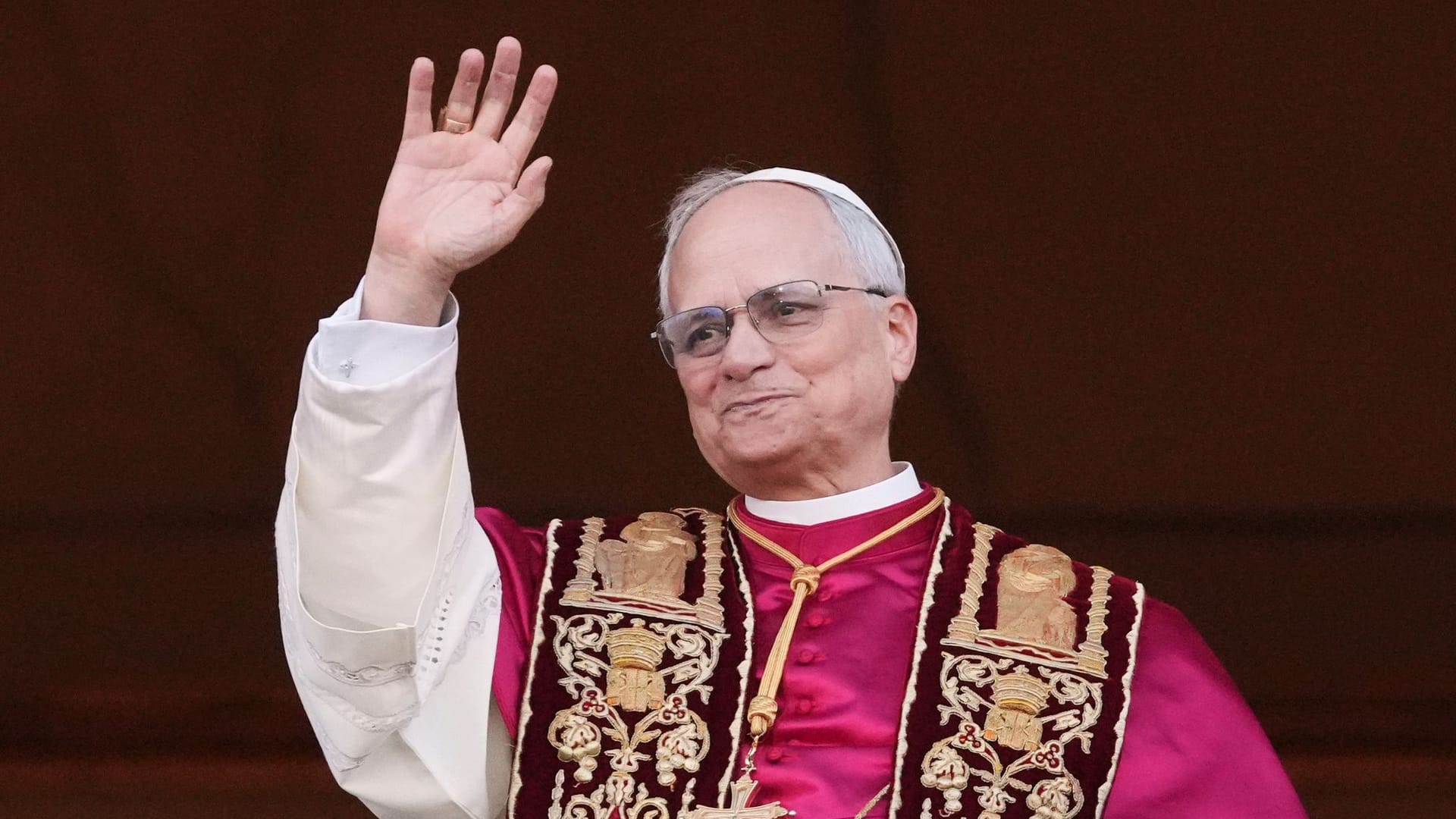 Kardinal Robert Prevost erscheint auf der zentralen Loggia des Petersdoms, nachdem er zum Pontifex der römisch-katholischen Kirche gewählt wurde.