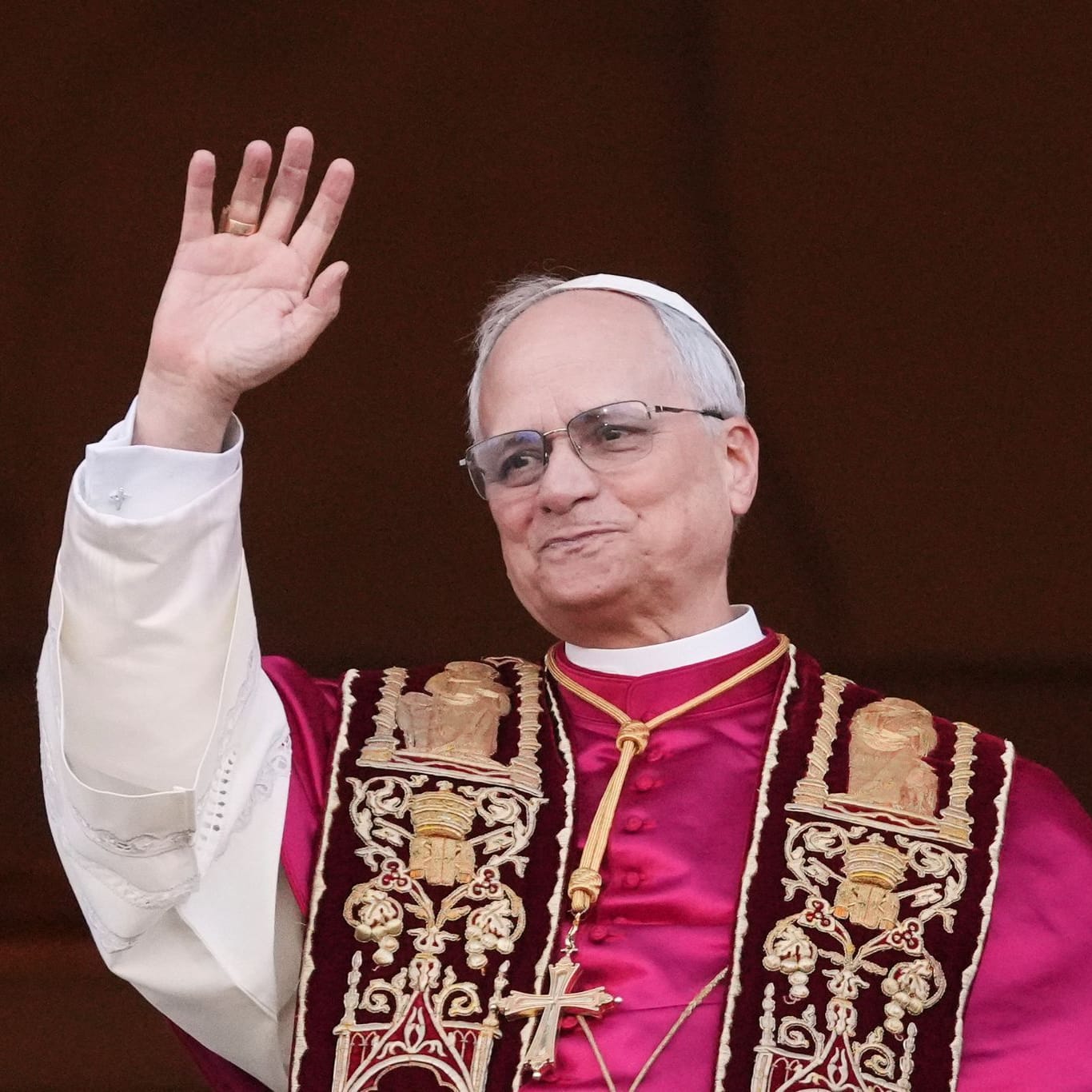 Kardinal Robert Prevost erscheint auf der zentralen Loggia des Petersdoms, nachdem er zum Pontifex der römisch-katholischen Kirche gewählt wurde.