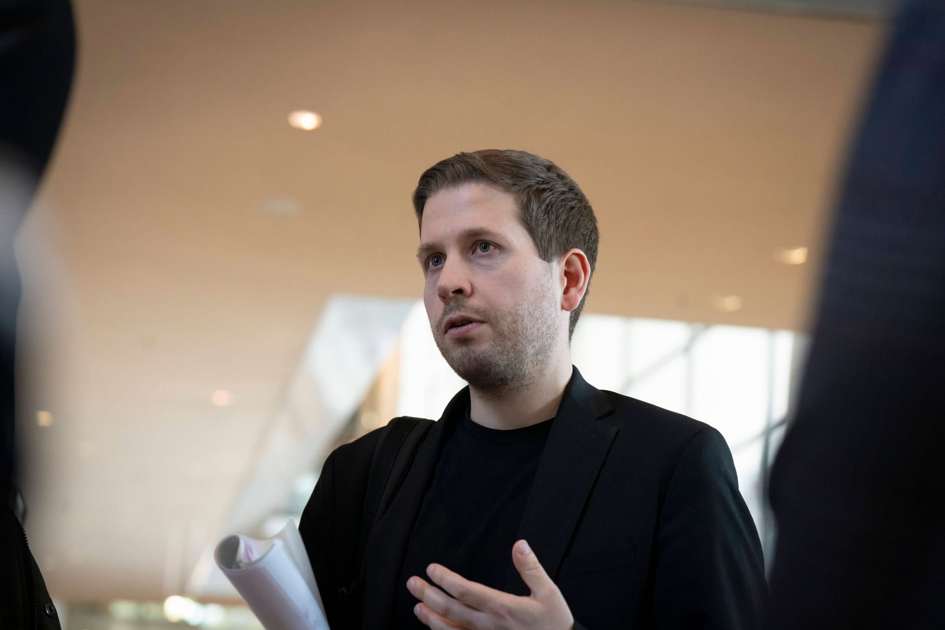 Kevin Kühnert im Bundestag. Der ehemalige SPD-Generalsekretär will eine Rückkehr in die Politik nicht ausschließen. (Archivbild)