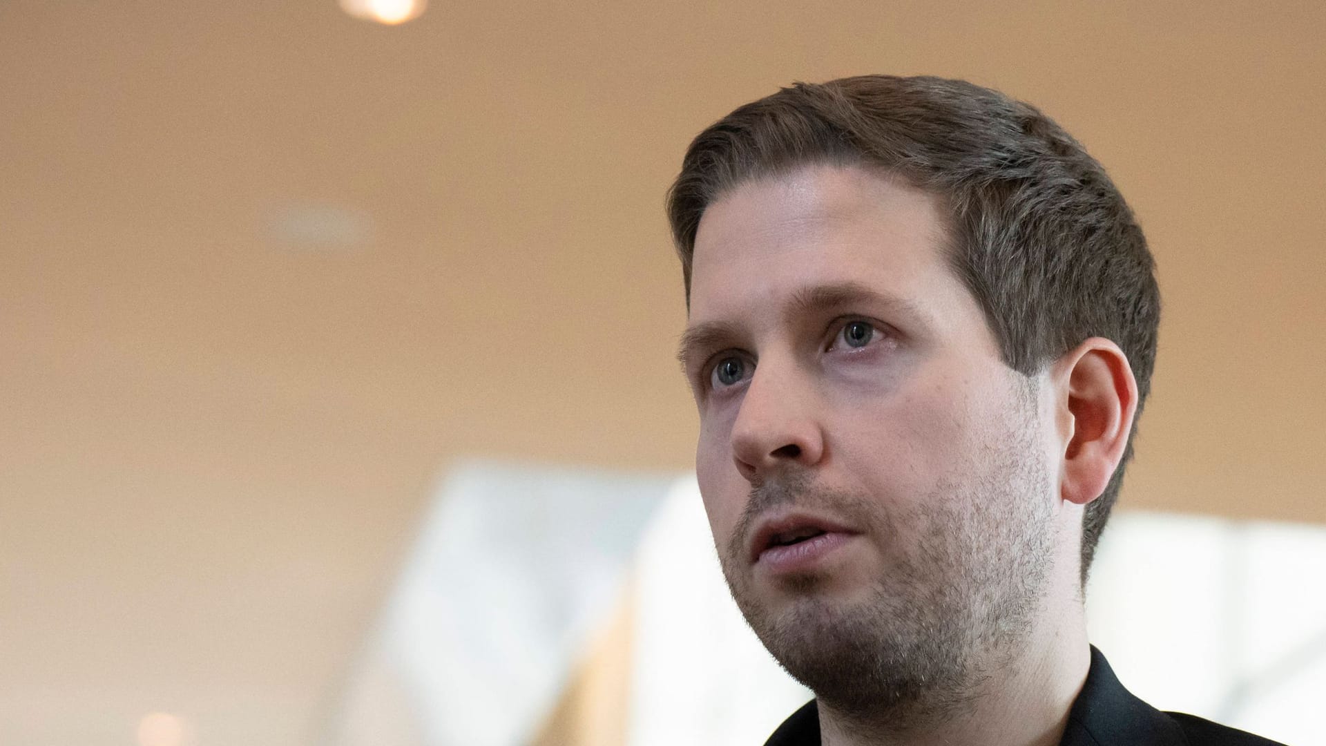 Kevin Kühnert im Bundestag. Der ehemalige SPD-Generalsekretär will eine Rückkehr in die Politik nicht ausschließen. (Archivbild)
